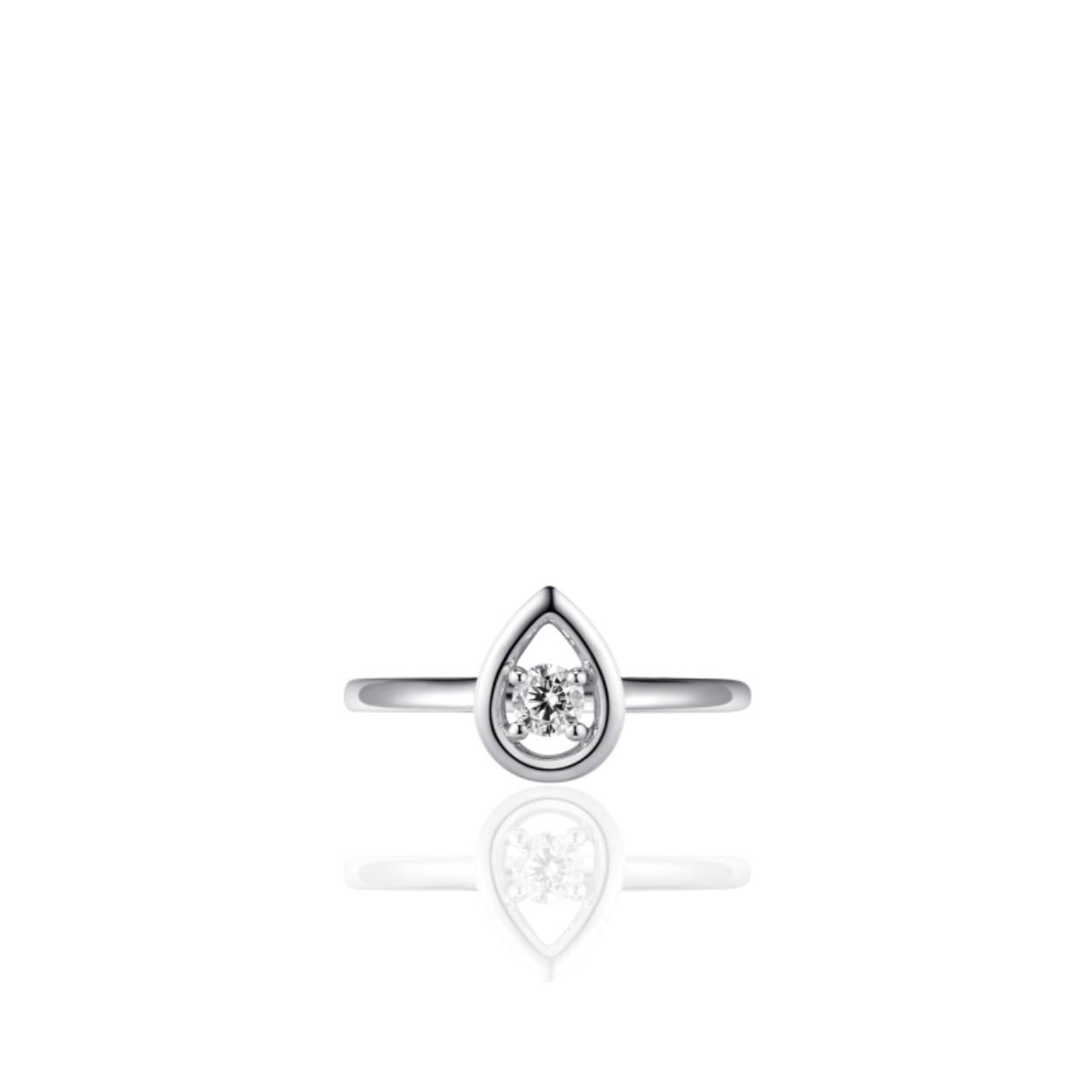 Zilver gerhodineerde ring met bovenop een druppel, in de druppel is een zirkonia gezet met vier zetpoten.