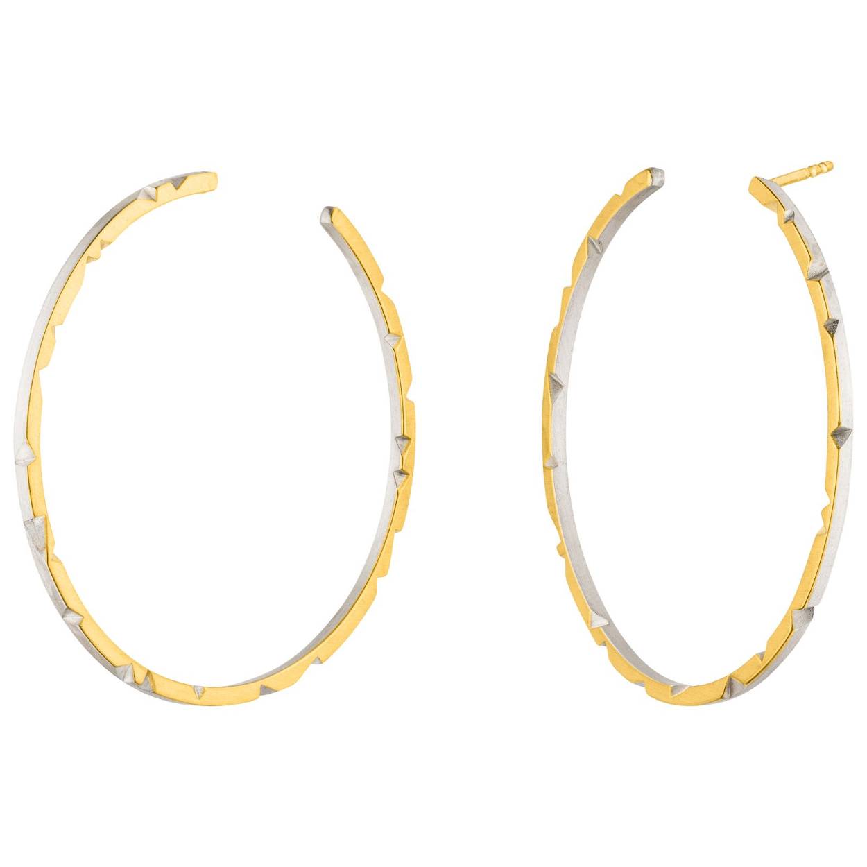 MANU Schmuck is een sieradenmerk van Duitse afkomst en zij ontwerpen hun sieraden in zilver en 22 karaat goud. De warme kleur van het 22 karaat goud geeft de sieraden extra cachet en een exclusieve afwerking mee.