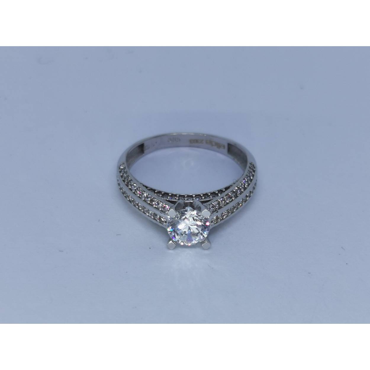14 karaat wit gouden solitaire ring met briljant geslepen zirkonia. Rug bezet met briljant geslepen zirkonia.