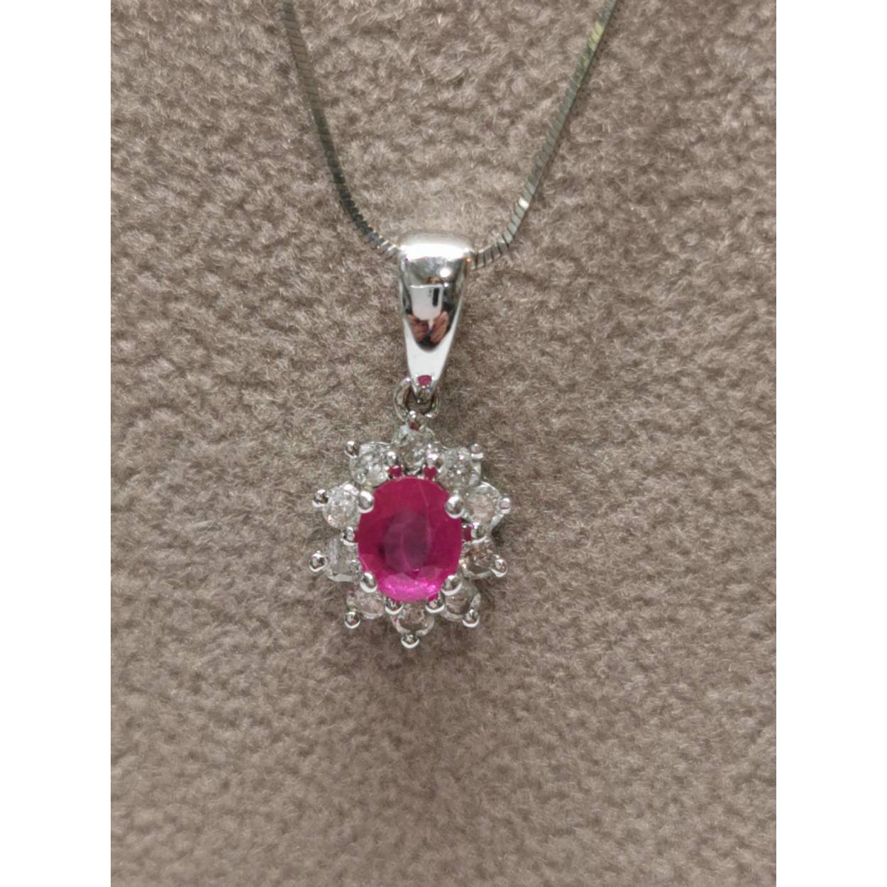 18 Karaat wit gouden collier met diamant 0.22 crt en met robijn 0.45
