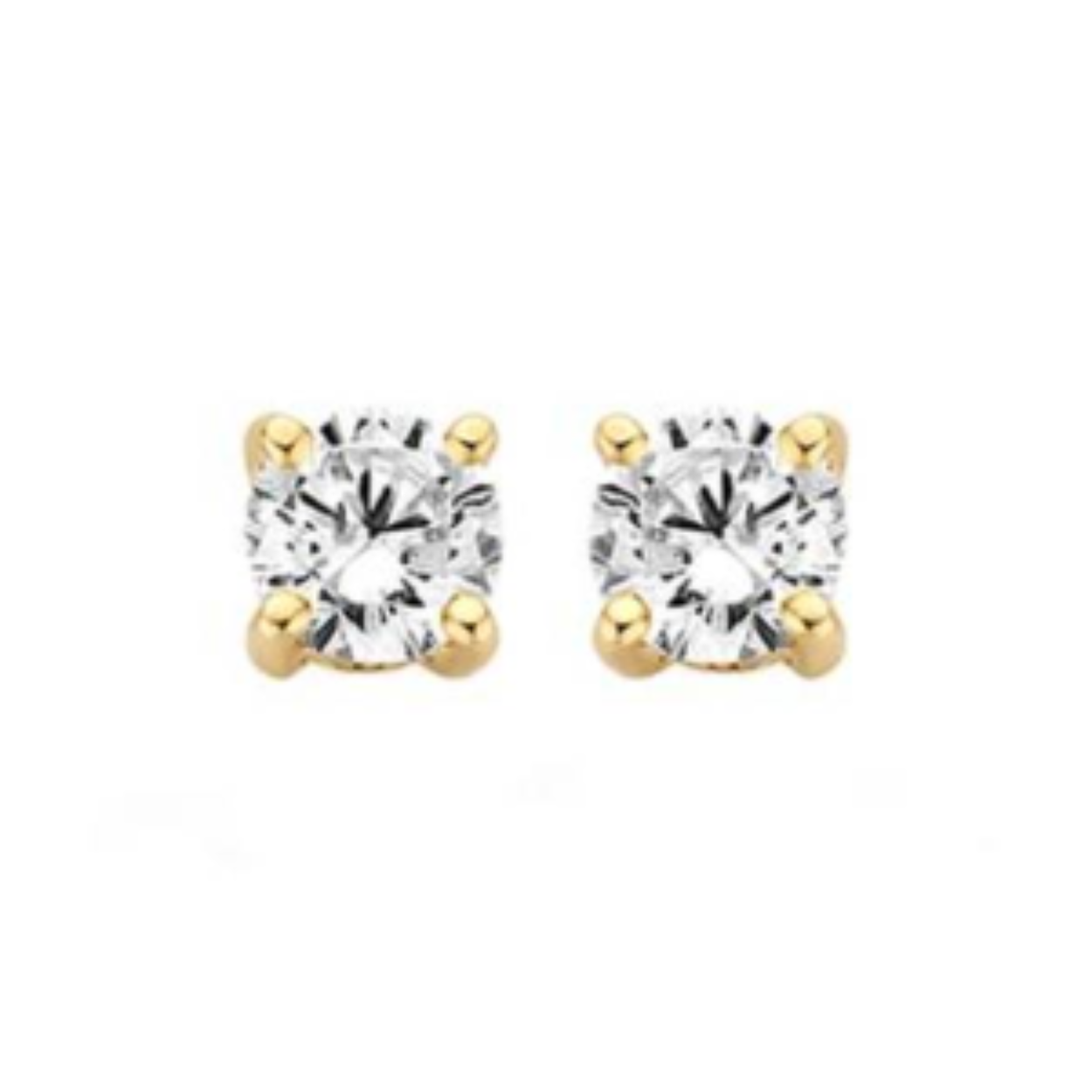 De witte zirkonia&rsquo;s met een doorsnede van 3,5 mm in 14k geelgouden chatonzetting geven een mooie sprankeling aan deze tijdloze oorknoppen.