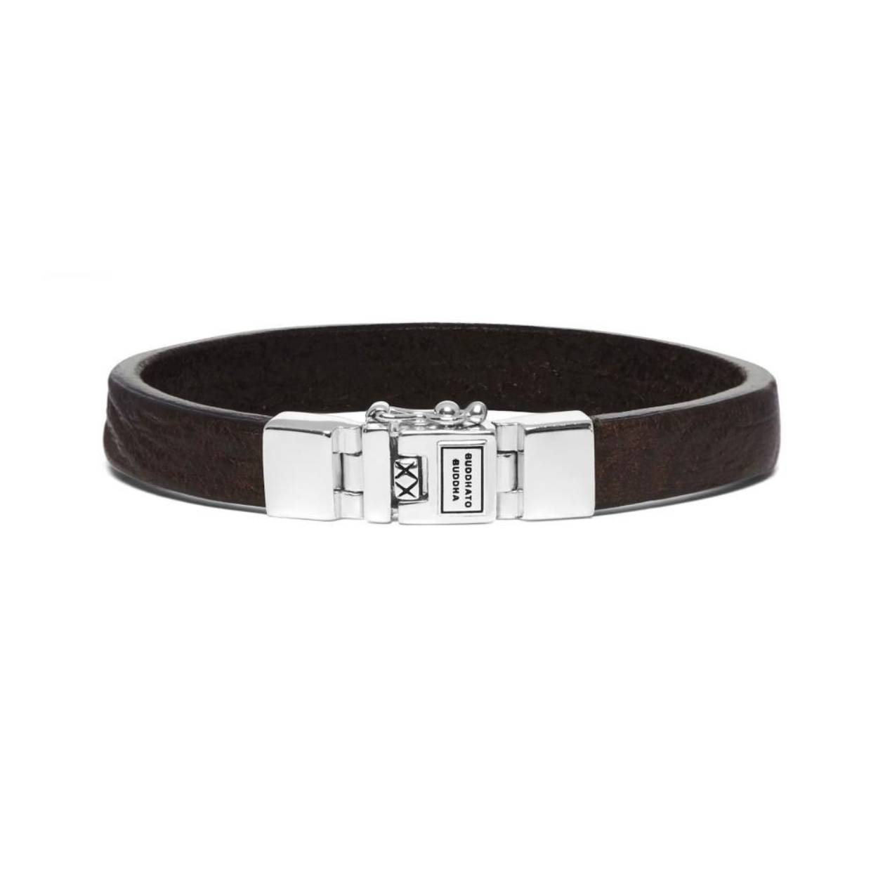 De Essential armband in bruin is een verfijnde, mannelijke essential om elke dag te dragen! De leren armband is perfect om te mengen met je zilveren sieraden of draag hem stoer naast je horloge. Handgemaakt en tijdloos zoals alle Buddha to Buddha-sieraden. De armband is handgemaakt van hoogwaardig leer met de iconische en tijdloze sterling zilveren sluiting die je van ons gewend bent!