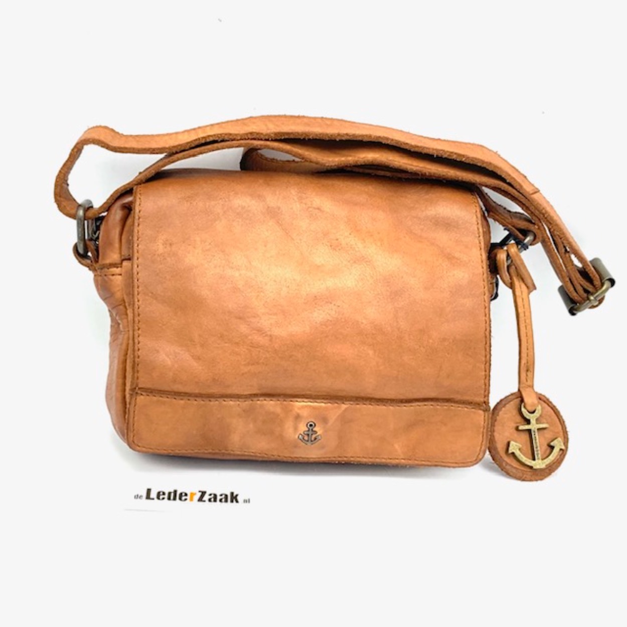 Handig klep tasje met rits onder de klep. Tas is tevens voorzien van achterrits. Binnenkant is voorzien van een ritsvakje.

Afmetingen:
Hoogte 19cm x breedte 20cm x diep 5.5cm