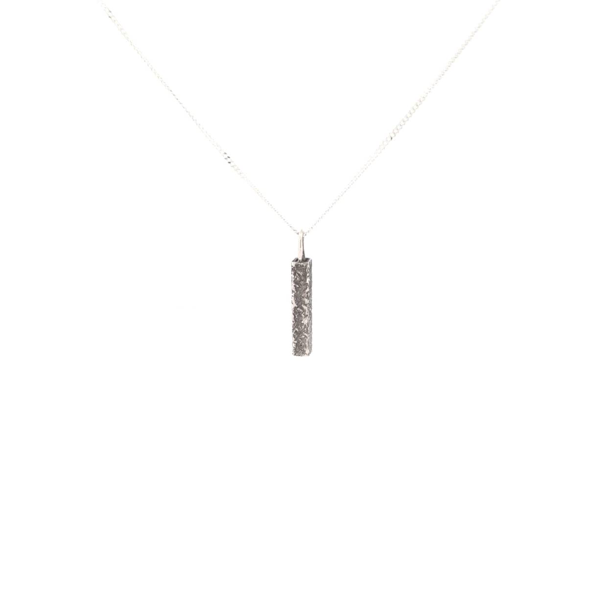 Minimalistische hanger met structuur.

Deze hanger wordt los verkocht of wil je er een bijpassende ketting van zilver bij bestellen?

Maak een afspraak en kom deze hanger eens passen! Of bestel haar gelijk, dan sturen we deze mooi verpakt naar je toe.