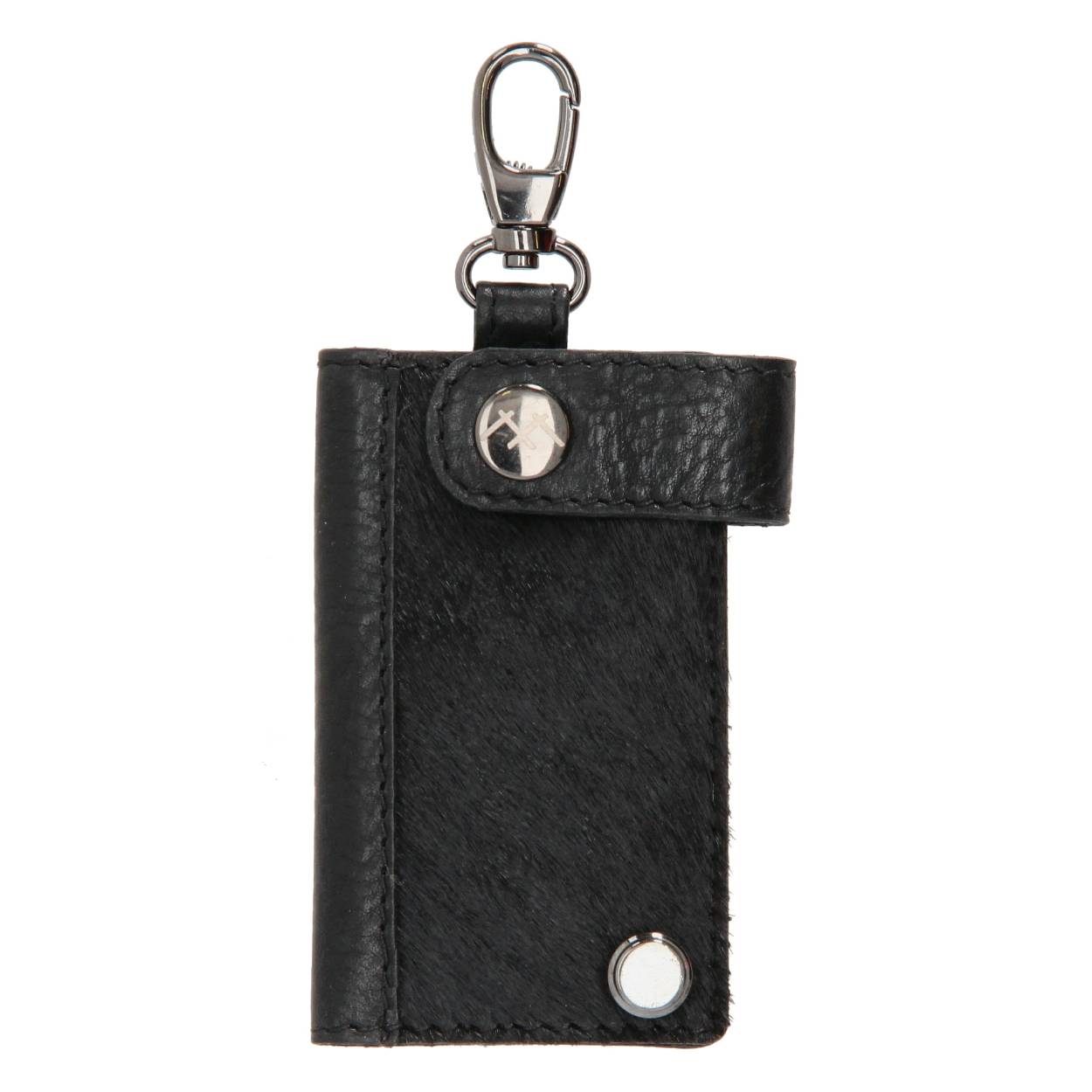 Nooit meer je sleutels kwijt met deze sleuteletui uit de Mendoza collectie van Micmacbags! In het sleuteletui kun je ongeveer vijf sleutels kwijt. Het leuke is ook dat jij deze sleuteletui kan matchen met jouw tas uit de Mendoza deze collectie! Hij is namelijk verkrijgbaar in dezelfde kleuren als de tassen uit deze collectie! 

Micmacbags laat zich inspireren door verschillende landen en culturen. De Mendoza collectie van Micmacbags heeft stoere westernsferen en is gemixt met de stijl van een manage. De tassen van Micmacbags worden gemaakt van runderleer, waardoor de tassen een natuurlijke uitstraling hebben. 