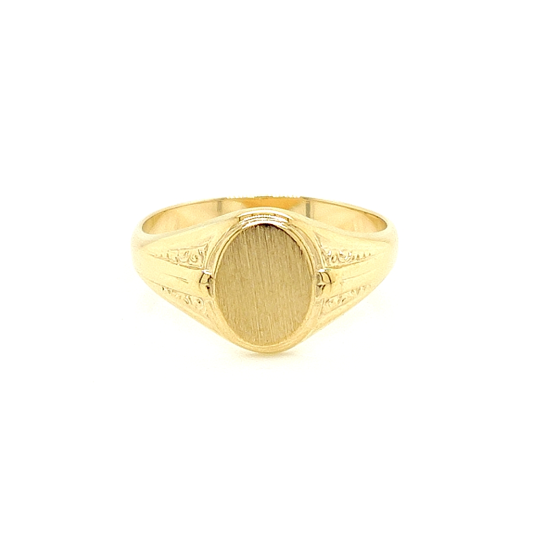 Deze 14-karaats geelgouden monogram ring is ontzettend leuk! Man, vrouw, jongen of meisje? Deze ring past bij iedereen. De bovenzijde is gematteerd en de zijkanten zijn op fantasiewijze bewerkt.