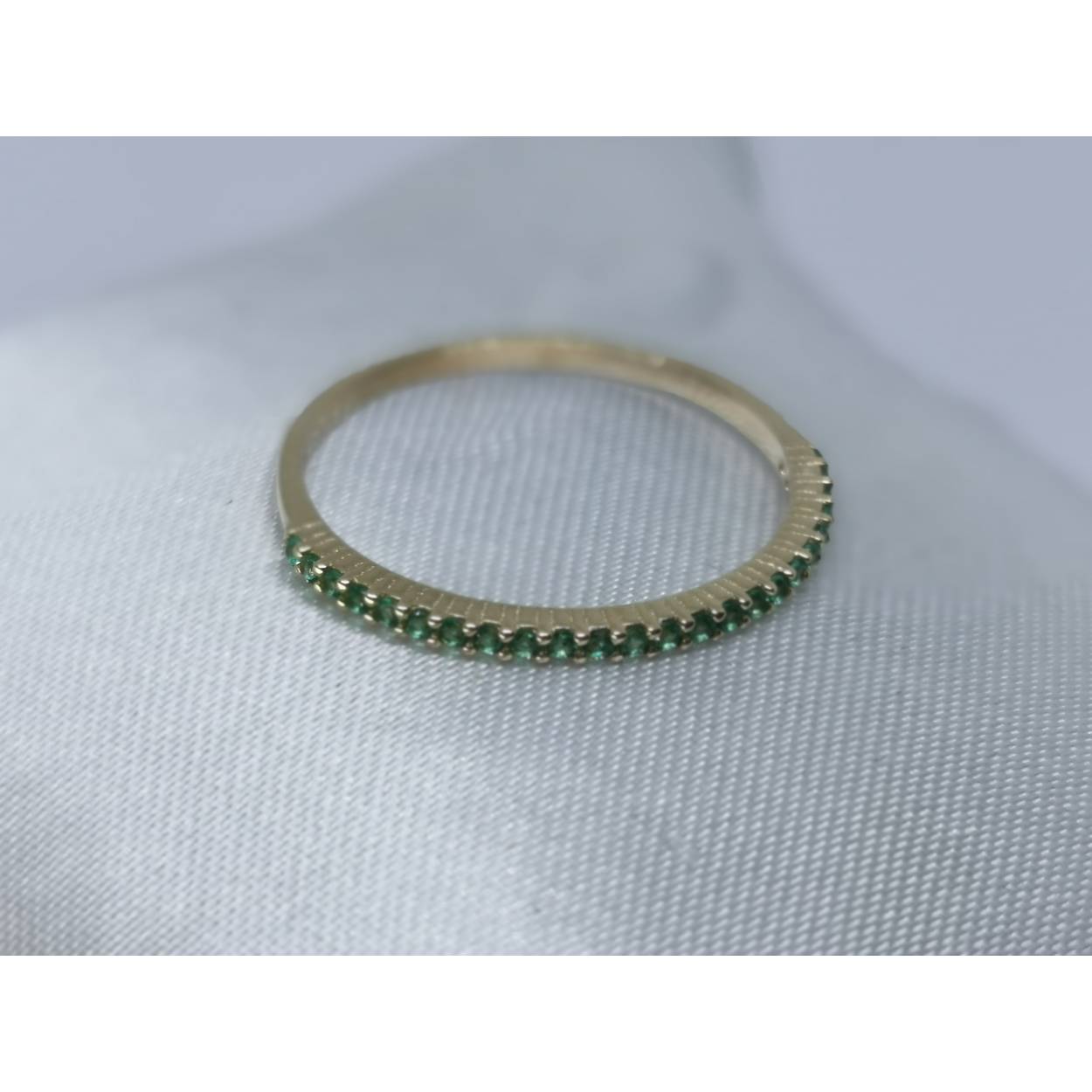 14 karaat geel gouden Alliance ring met groene zirkonia stenen.
Deze ring kunt u zowel los als gecombineerd met andere ringen dragen. 
Kijk in ons uitgebreid assortiment voor een leuke combinatie.