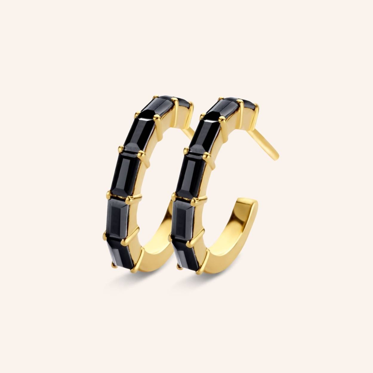 A pair of enigmatic hoops, in full black Onyx baguettes. While the world is sleeping - you’re awake, making the best midnight memories. Styling tip: play around with our Dark Endless hoops or other Endless size variations to create different looks for day- and night time.

Ref: M1852 | Earrings | 925 Sterling Silver | 17.00 x 2.00 mm | Black Onyx Rectangle: 12pc