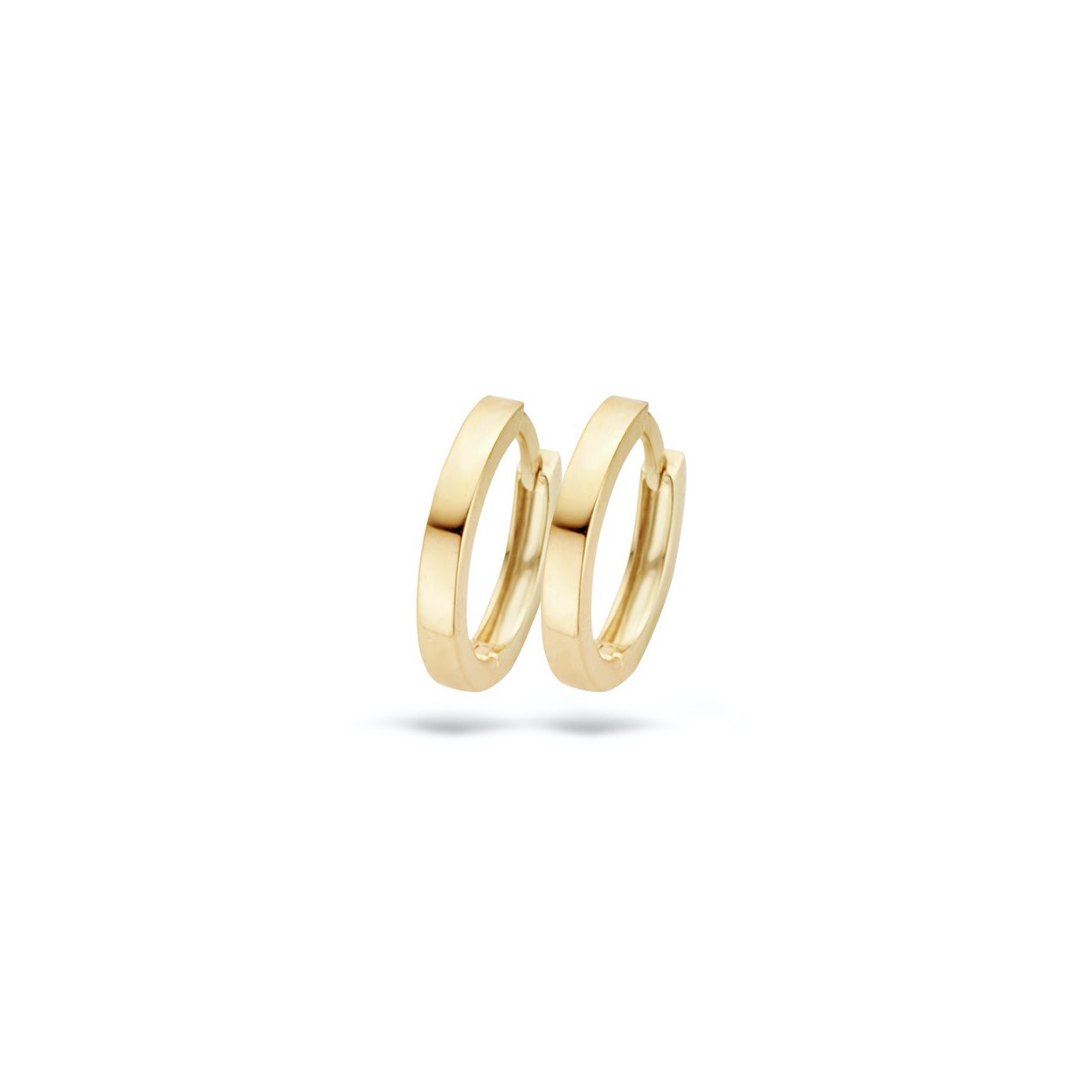 Deze geel gouden oorringen hebben zowel een elegante als moderne uitstraling. Dit maakt dat ze bij elke outfit passen en je ze kunt dragen bij elke gelegenheid. De oorbellen zijn te combineren met oorbedels voor een nog persoonlijker stijl. De oorbellen hebben een breedte van 11,4 mm en een diameter van 1,8 mm.