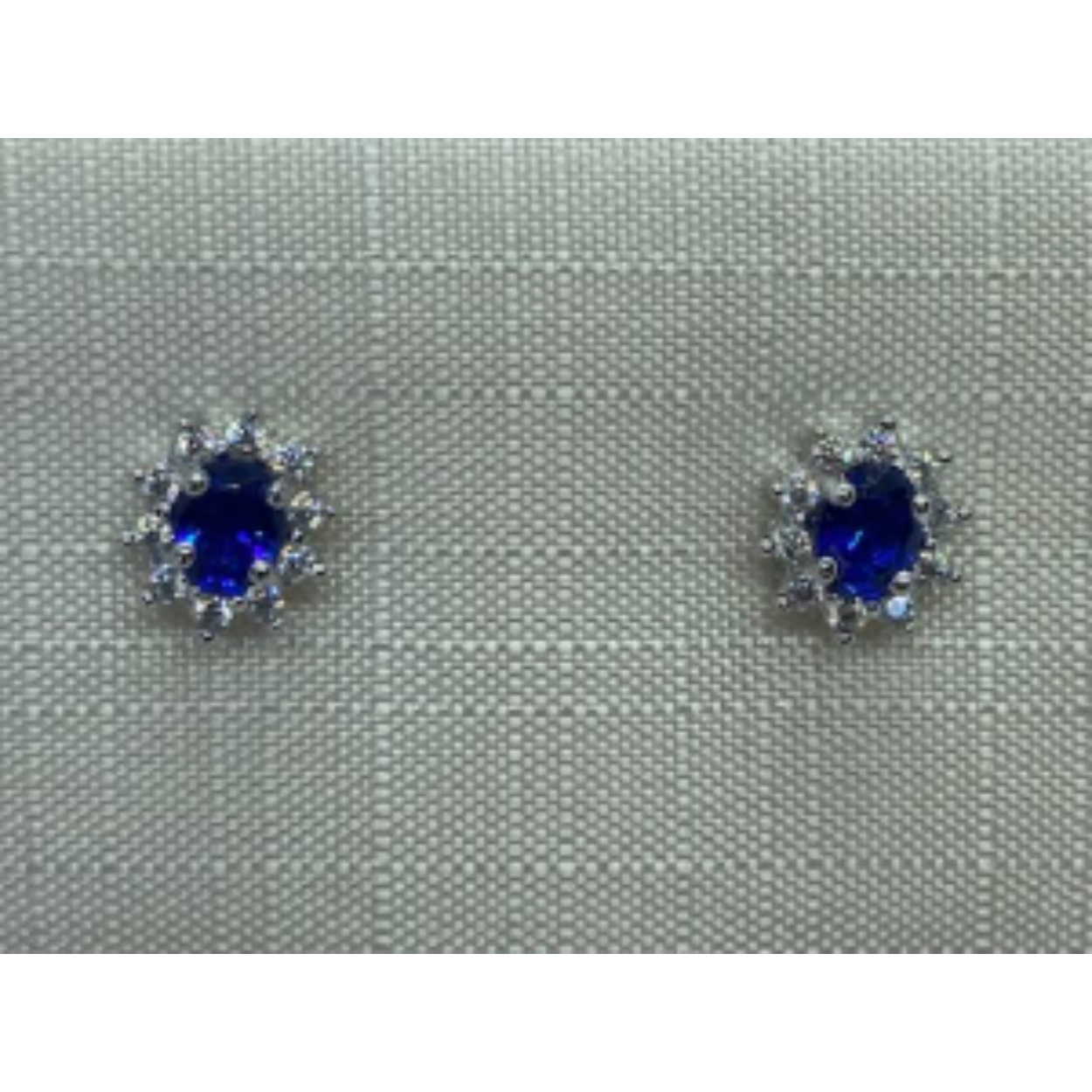 Zilveren oorstekers met zirkonia en synthetische blauw saffier 