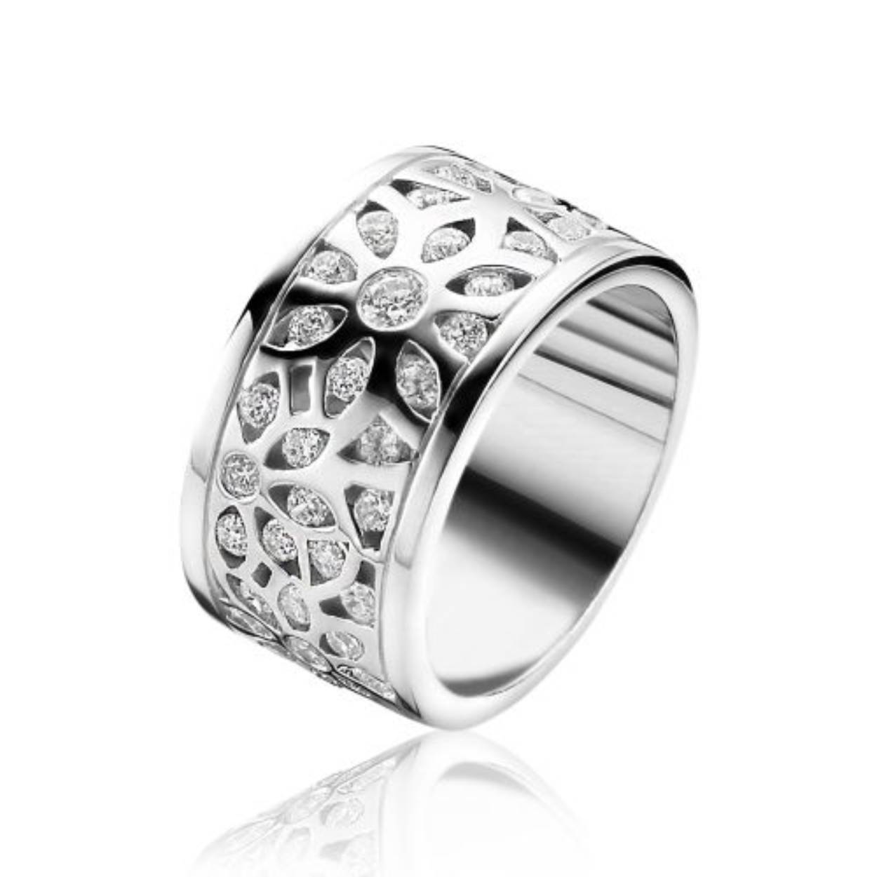 ZINZI zilveren brede ring (11mm) bezet met witte zirconia's in schitterende bloemzetting. De ring is vervaardigd van eerste gehalte zilver (925) en met extra rodiumlaag voor mooie glans.