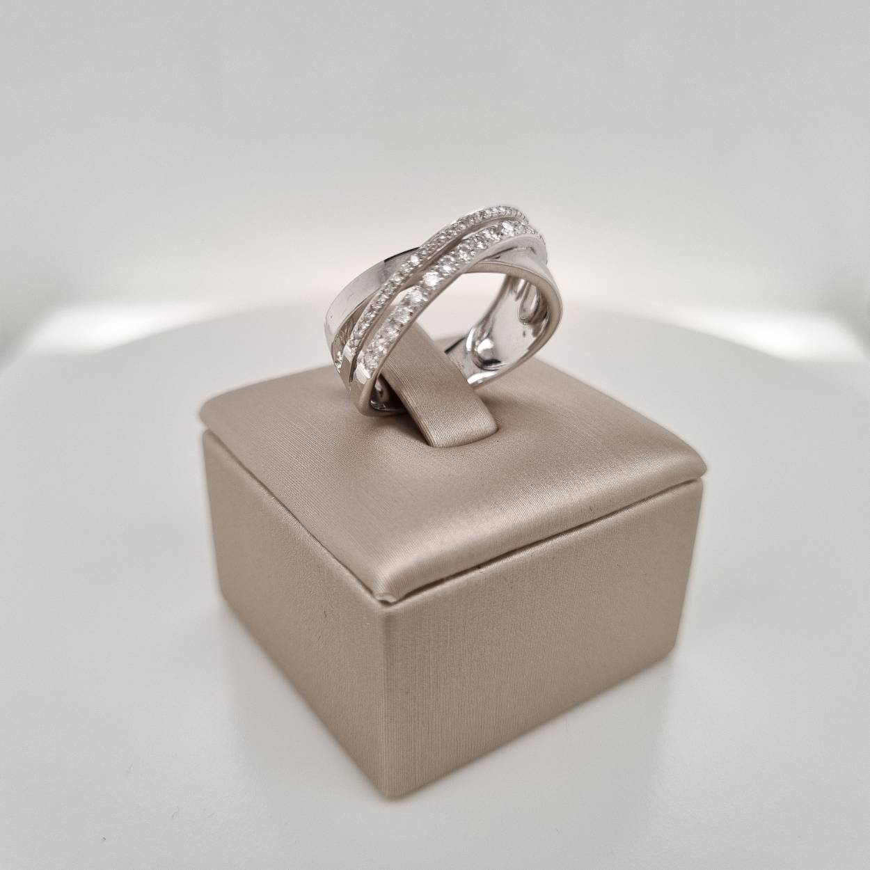 Prachtige 14krt witgouden ring met diamant, 0.42 crt H SI.

De maat van de ring is 55 (17,5).
Heeft u een andere maat? Neem dan gerust contact met ons op.
