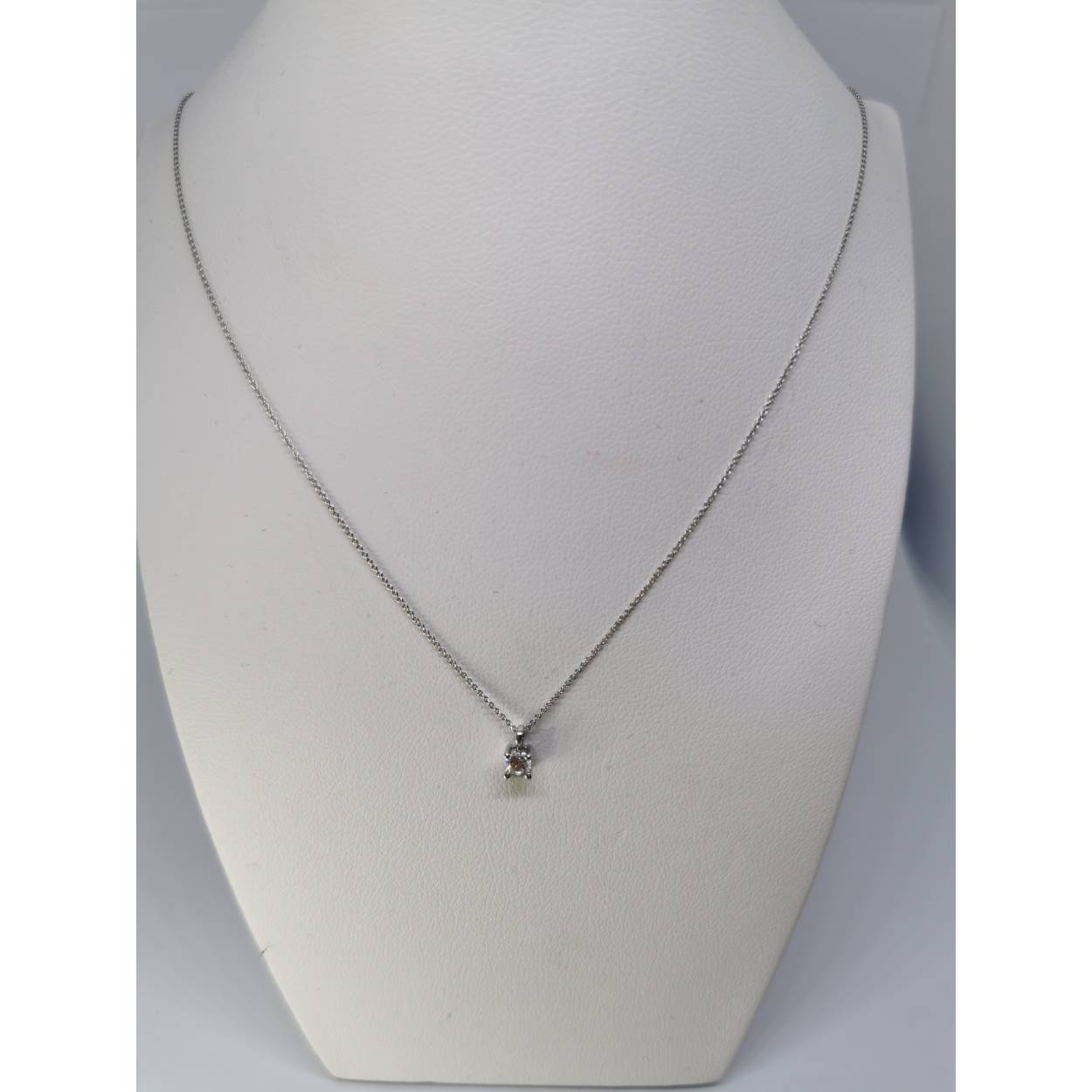 18 karaat wit gouden anker schakel collier met solitair diamant hanger.

Soort: Diamant
Slijpvorm: briljant
Karaat: 0.15
Helderheid: VS1
Kleur: G
Aantal: 1