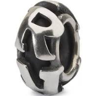 Dit is een kraal van Trollbeads met de naam: R Stopper. Deze kraal is gemaakt van sterling zilver.
