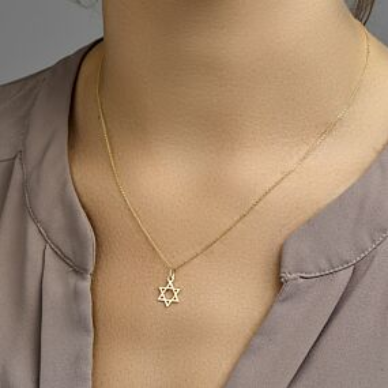 Beschrijving: Geelgouden bedel in de vorm van een davidster van 12mm uitgevoerd met een stevig hangoog. De davidster of davidschild  is een spiritueel symbool in de vorm van een hexagram, een combinatie van twee gelijkzijdige driehoeken.
Uniekenummer serie: 29542
Verpakt per: 1
Doelgroep: unisex
Breedte: 12 mm
Hoogte: 12 mm