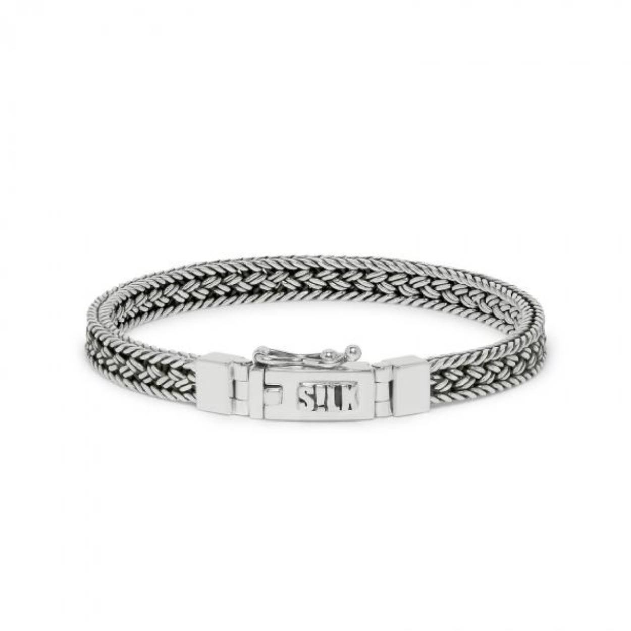 De zilveren SILK Mesh 153 armband is een elegante armband welke met een zerr fijne draad gevlochten is tot een platte vierkante structuur. Combineer met je horloge of stapel een aantal armbandjes naast elkaar.