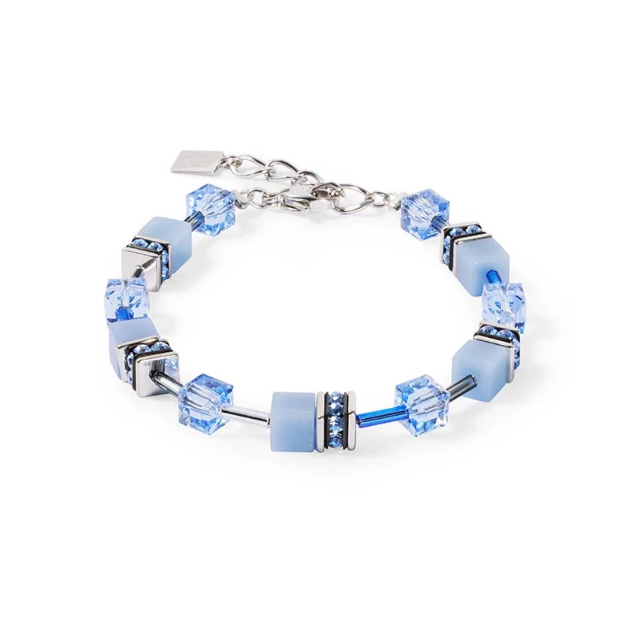 Das GeoCUBE® Iconic Armband in Silber-Blau bringt klassische Eleganz an Ihr Handgelenk. Mit seiner Kombination aus silberfarbenem Edelstahl,  transparenten blauen Würfeln und den Strassrondellen ist dieses Armband ein zeitloses Accessoire, das zu jedem Outfit passt. Ob im Alltag oder zu besonderen Anlässen – dieses Armband verleiht Ihrem Stil eine subtile, aber markante Note von Raffinesse und bleibt dabei immer im Trend.


Material: Edelstahl
Steinbesatz: Swarovski Kristalle, Strassrondelle, Glas
Oberfläche: poliert
Farbe:  silber
Länge: ca. 19,0 cm + ca. 2 cm Verlängerung
Verschluss: Karabiner