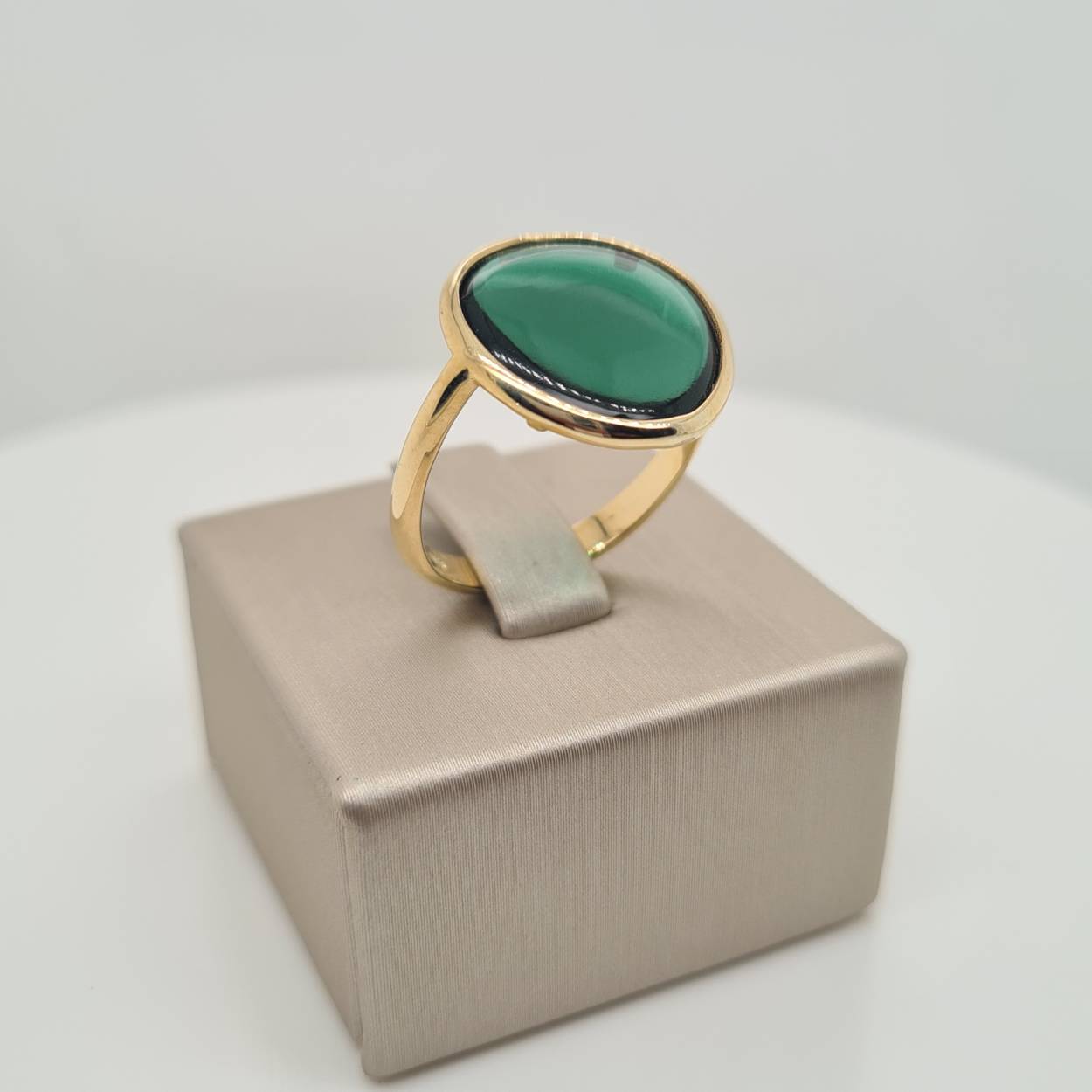 Prachtige 14 karaat geelgouden ring met groene toermalijn. 

De maat van de ring is 17 (53). Heeft u een andere maat, neem dan gerust contact met ons op.