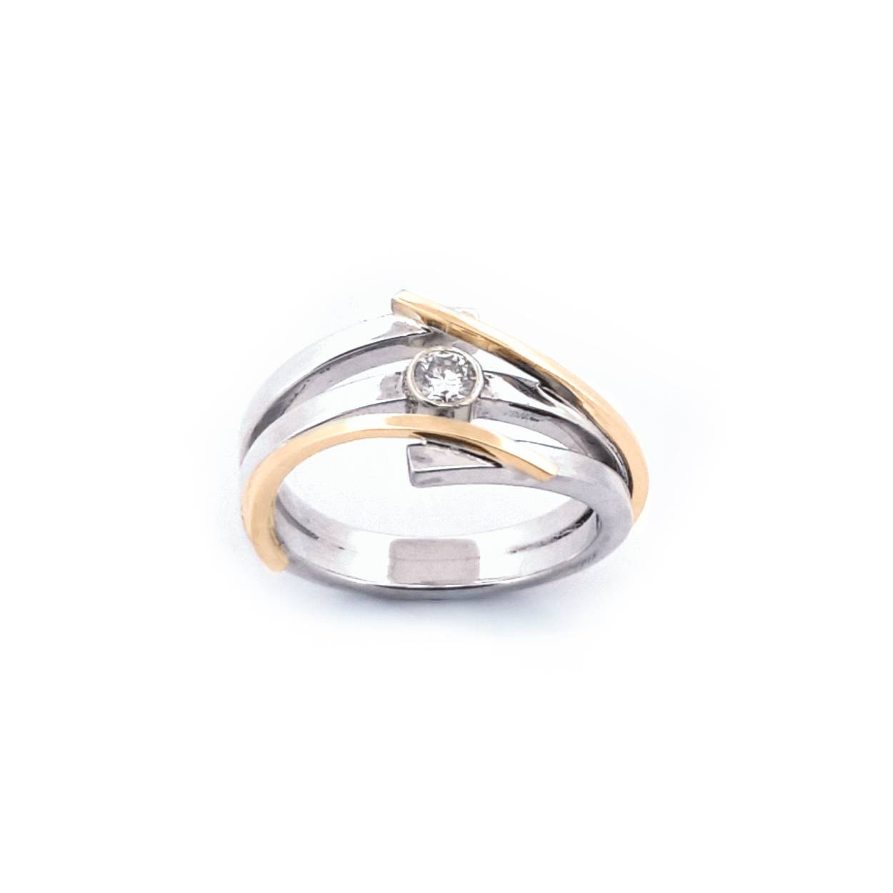 Sierlijke verfijnde draden laten deze ontwerpen voor zichzelf spreken. Met een letterlijke twist zijn deze sieraden goed draagbaar en makkelijk te combineren. Een energieke wikkel van sierlijkheid die jou laat stralen. Elk sieraad wordt met de hand gemaakt in ons eigen atelier en ontstaat spontaan op gevoel. Jouw Twist is dus altijd uniek.

Maak een afspraak en kom deze ring passen! Of bestel haar gelijk, dan sturen we deze mooi verpakt naar je toe.
