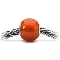 Dit is een kraal van Trollbeads met de naam: Rode onyx, rond. Deze is gemaakt van edelsteen.