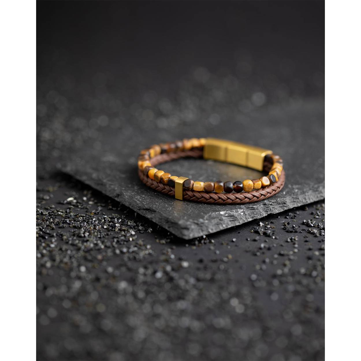  Het bruine leer dat voor deze Double Brown is gebruikt, is echt uitzonderlijk: het is met de hand geweven in Toscane, Italië. Je zult duidelijk het verschil voelen met elk soort leer dat je ooit hebt geprobeerd. De armband is afgewerkt met 4mm Tiger Eye stenen. Tiger Eye wordt vaak de "Warrior Stone" genoemd. Het is een krachtige steen die je beschermt tegen negatieve invloeden van buitenaf. Het wordt ook geacht om moed, kracht en doorzettingsvermogen te vergroten.