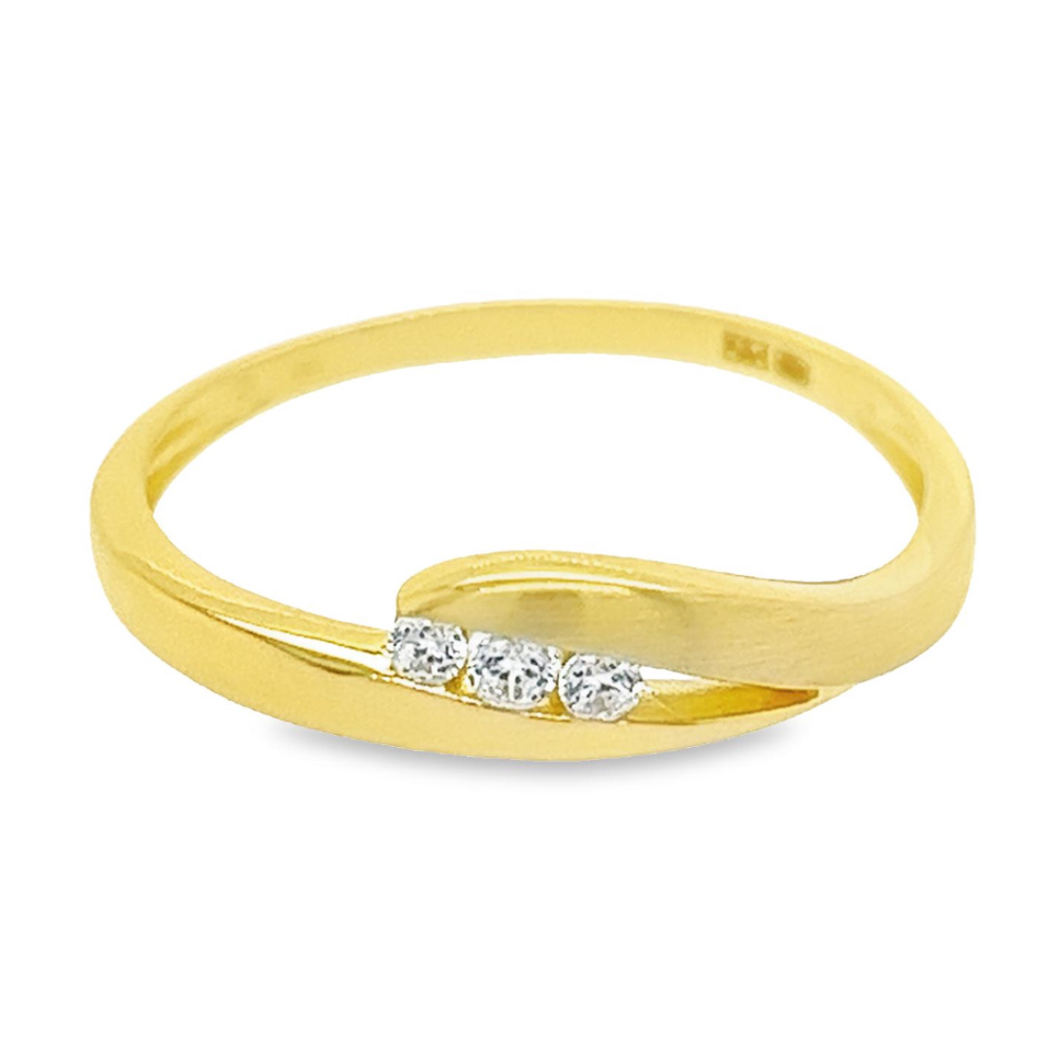 Deze geel gouden ring is erg sierlijk van vorm. De ring is deels fijn gematteerd en deels glad gepolijst en in het midden zijn drie briljant geslepen zirkonia steentjes gezet. De ring heeft een rustige en elegante uitstraling.