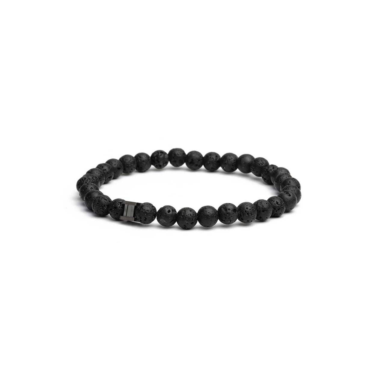 De Hexa Black Lava armband is gemaakt met hexagonaal geslepen lavastenen en afgewerkt met een titanium element. Deze armband is verfijnd en classy en past perfect bij andere accessoires of horloges. Lavasteen wordt geacht energie te dragen omdat het letterlijk uit het centrum van de aarde komt. Deze steen komt vooral voor in Azië en wordt gevormd door magma van vulkaanuitbarstingen. Deze steen heeft een kalmerende en helende werking.
