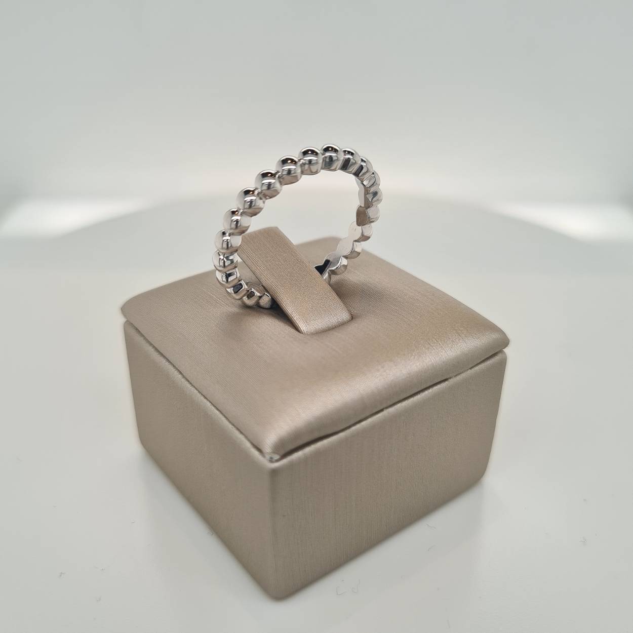 Prachtige 14krt witgouden sider ring met bolletjes rondom.

Deze ring is maat 57 (17 3/4), heeft u interesse in een andere maat? Neem dan contact met ons op.
