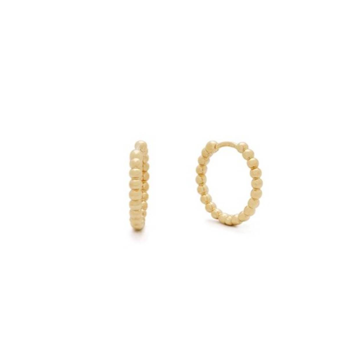 14k geelgouden oorringen in een bolletjes afwerking en zijn voorzien van een stevige scharniersluiting.