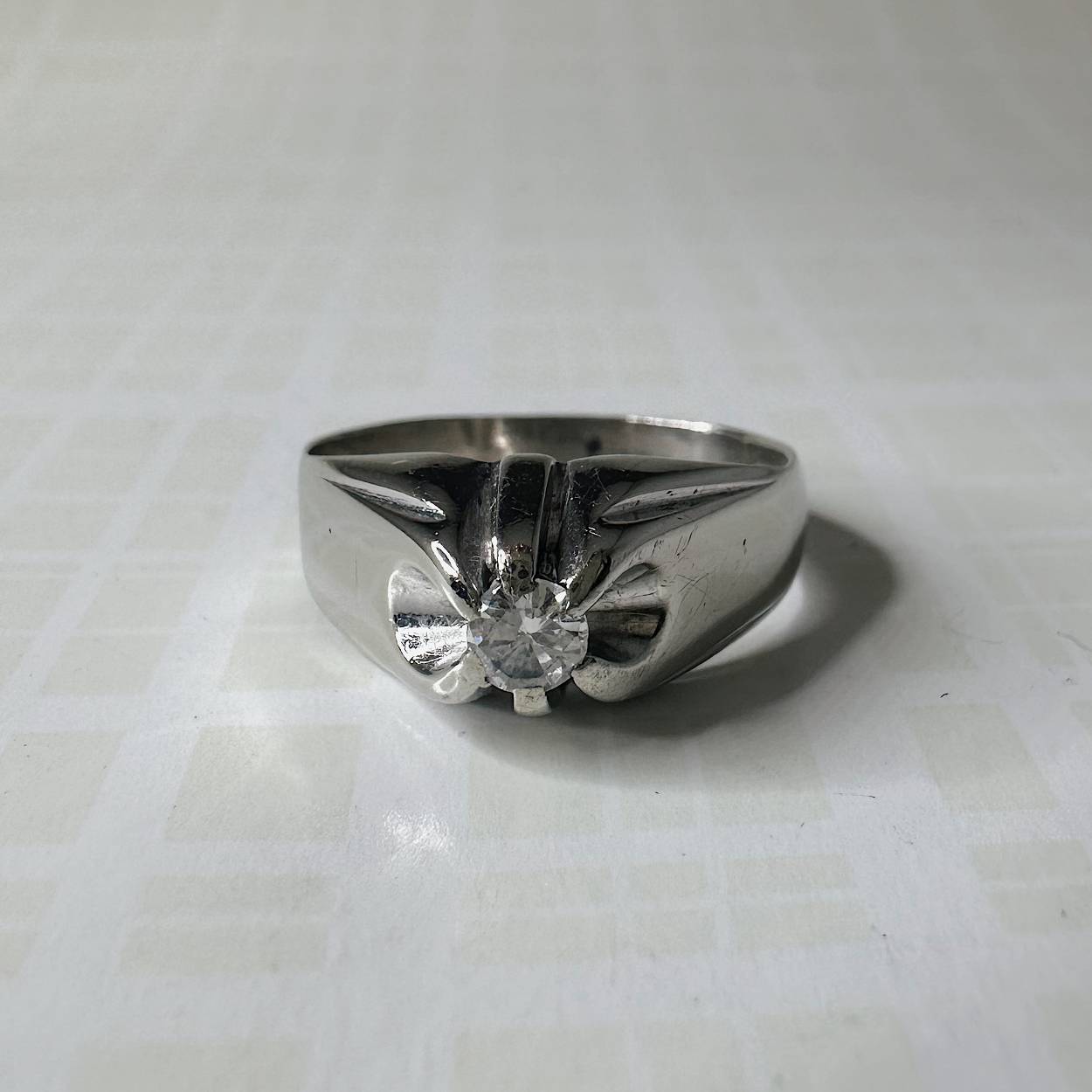 Deze prachtige witgouden ring met een legering van 18 karaat heeft één briljant geslepen diamant met een gewicht van 0.15ct. De scheen is 3,7 mm breed en de kop van de ring is 7,6mm. 