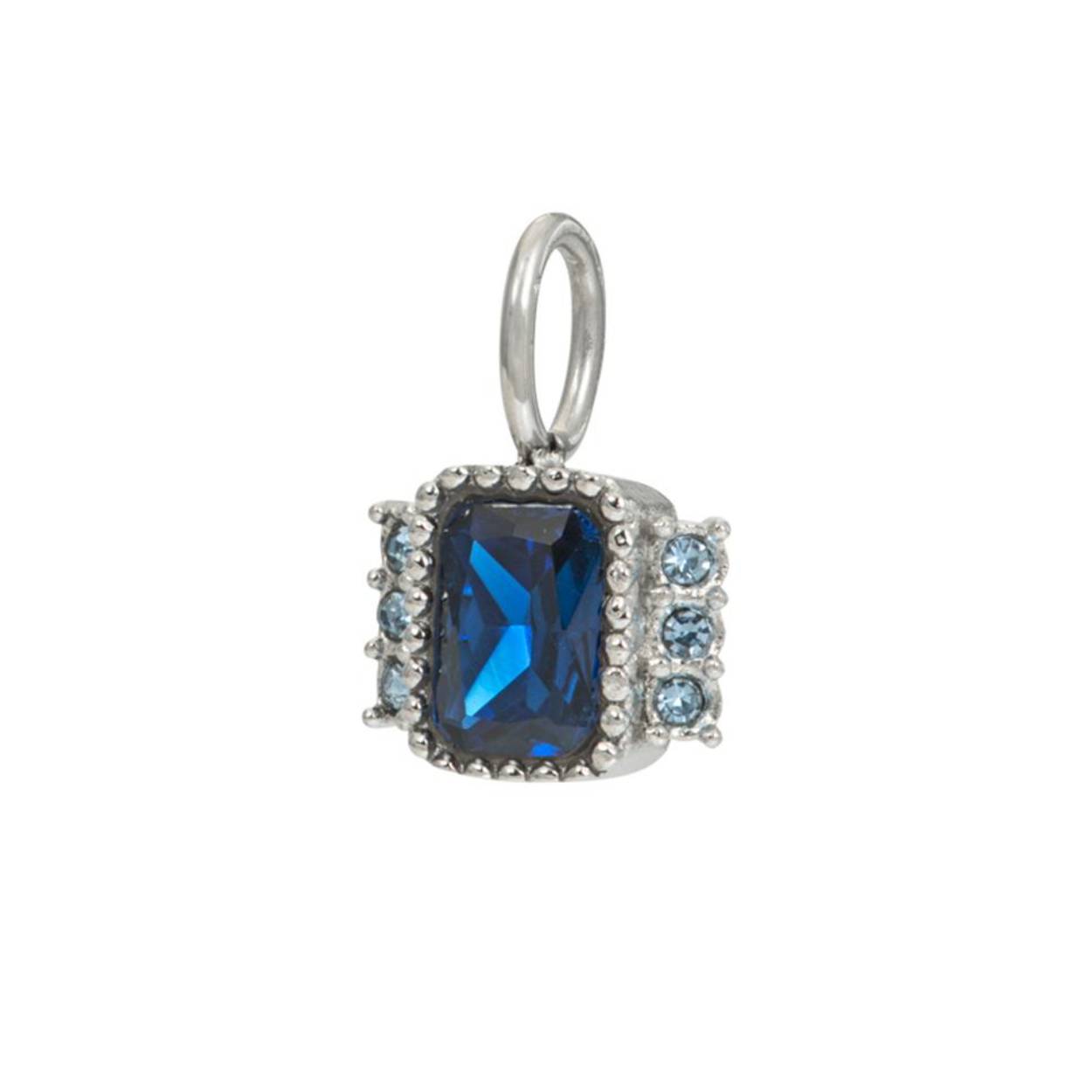 De iXXXi pendant Classic Miracle Blue is gemaakt van stainless steel. De hanger bestaat uit een langwerpige, blauwkleurige zirconia steen met aan weerszijde 3 kleine, blauwkleurige zirconias. De pendant Classic Miracle Blue heeft een afmeting van 16mm. Mix en match en speel met bijvoorbeeld meerdere zilverkleurige pendants aan jouw iXXXi ketting.