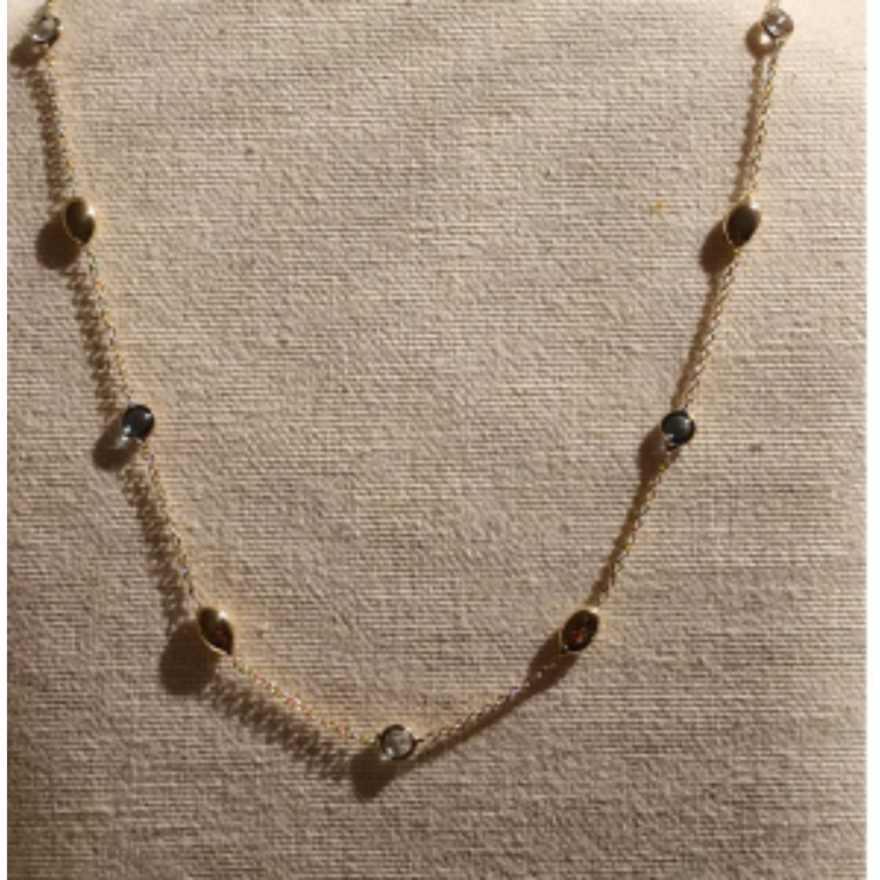 14k geelgoud ketting met goud linzen en cabochon geslepen blauw topaas