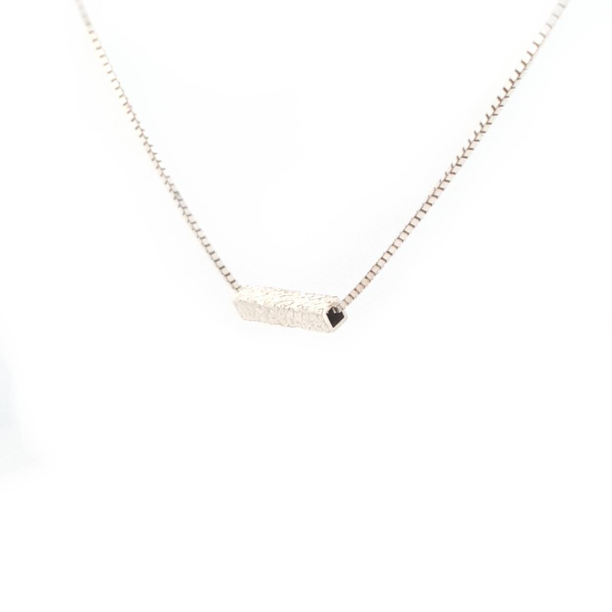 Minimalistische hanger met structuur.

Deze hanger wordt los verkocht of wil je er een bijpassende ketting van zilver bij bestellen?

Maak een afspraak en kom deze sierlijke hanger eens passen! Of bestel haar gelijk, dan sturen we deze mooi verpakt naar je toe.