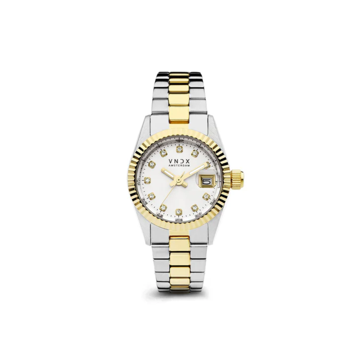 een verfijnd horloge met een slanke kastdiameter van 26 mm, een waterdichtheid van 5 ATM en luminor wijzers. Dit horloge is het toonbeeld van subtiele elegantie en functionaliteit. De witte wijzerplaat voegt een vleugje sprankeling toe, terwijl de datumaanduiding je altijd op schema houdt. Of je nu overdag of ‘s nachts actief bent, de lichtgevende wijzers zorgen voor uitstekende leesbaarheid, zelfs in het donker. Wees jezelf, creëer je eigen stijl en kies je eigen pad!