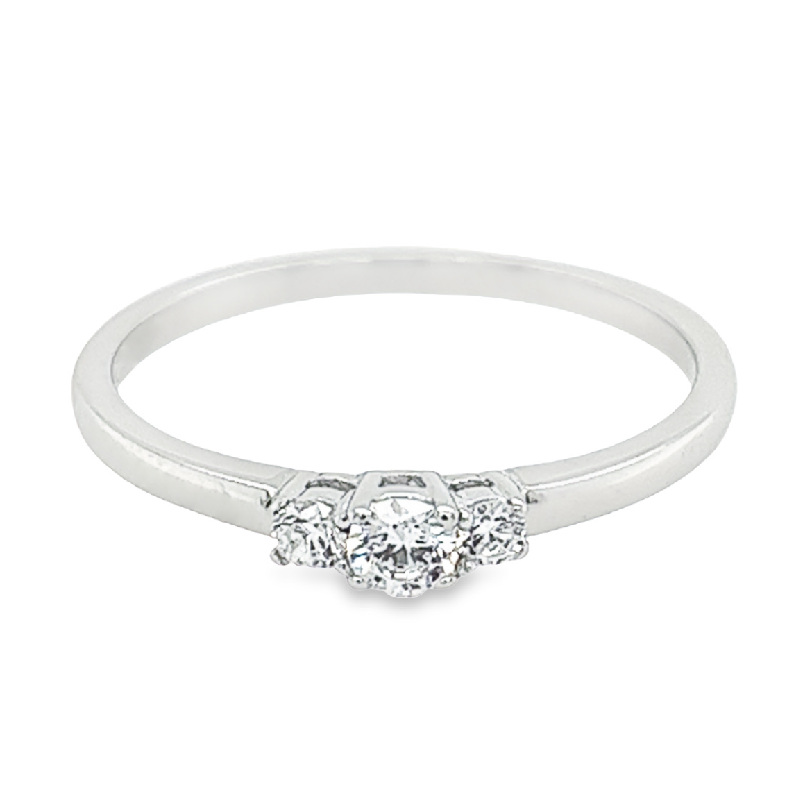 Deze prachtige zilverkleurige ring met drie schitterende zirkonia's is een elegant sieraad dat perfect is voor de moderne vrouw. De ring is gemaakt van hoogwaardig zilver en is voorzien van drie briljante zirkonia's die zorgen voor een prachtige glinstering. Dit sieraad is perfect voor speciale gelegenheden en kan gemakkelijk gecombineerd worden met andere sieraden. Of je nu gaat voor een klassieke of moderne look, deze ring past bij elke stijl. Een must-have voor elke vrouw die van mooie sieraden houdt.