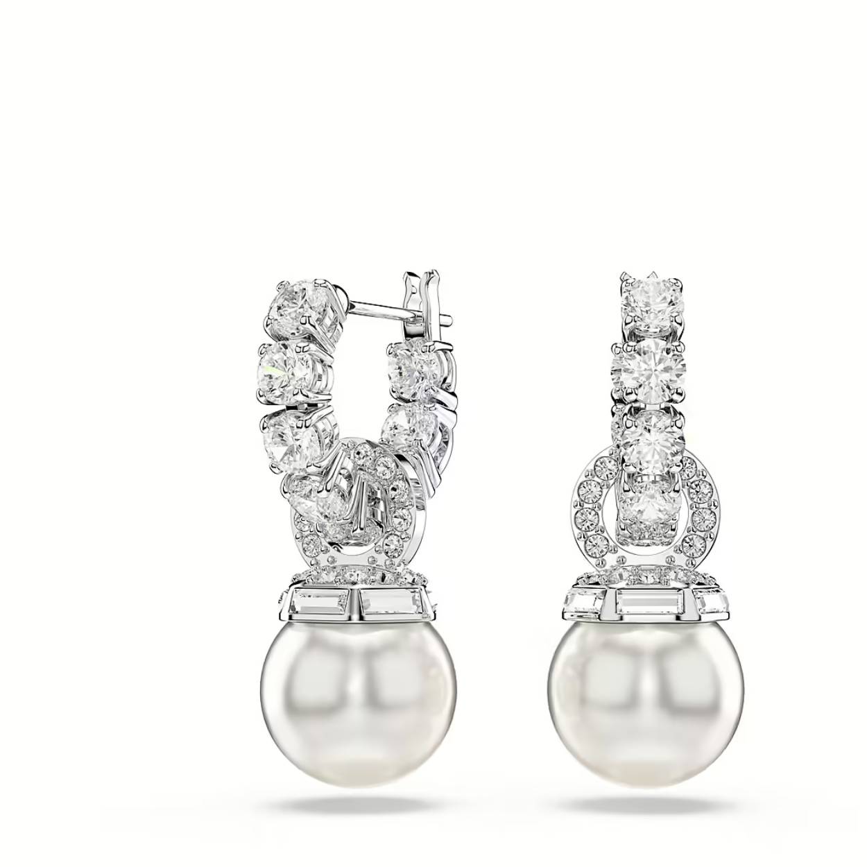 Verrijk uw stijl met deze elegante Matrix oorstekers met rhodium toplaag. Ze bestaan uit tennisringen en verbindingsringen die zijn bezet met schitterende pavé, terwijl de Swarovski Crystal Pearls een klassiek vleugje pure verfijning toevoegen. Het is de nieuwe versie van een tijdloze look die u bij vrijwel elke gelegenheid kunt dragen.