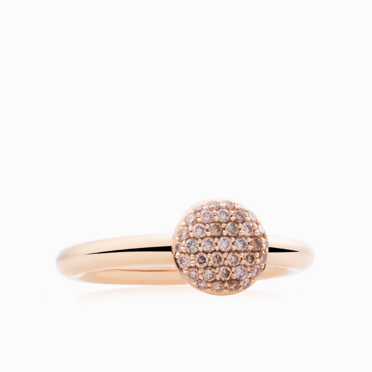 Deze Stardustring is van het merk Bron Fine Dutch Jewelry. De ring is gemaakt van champagne diamanten en roségoud.