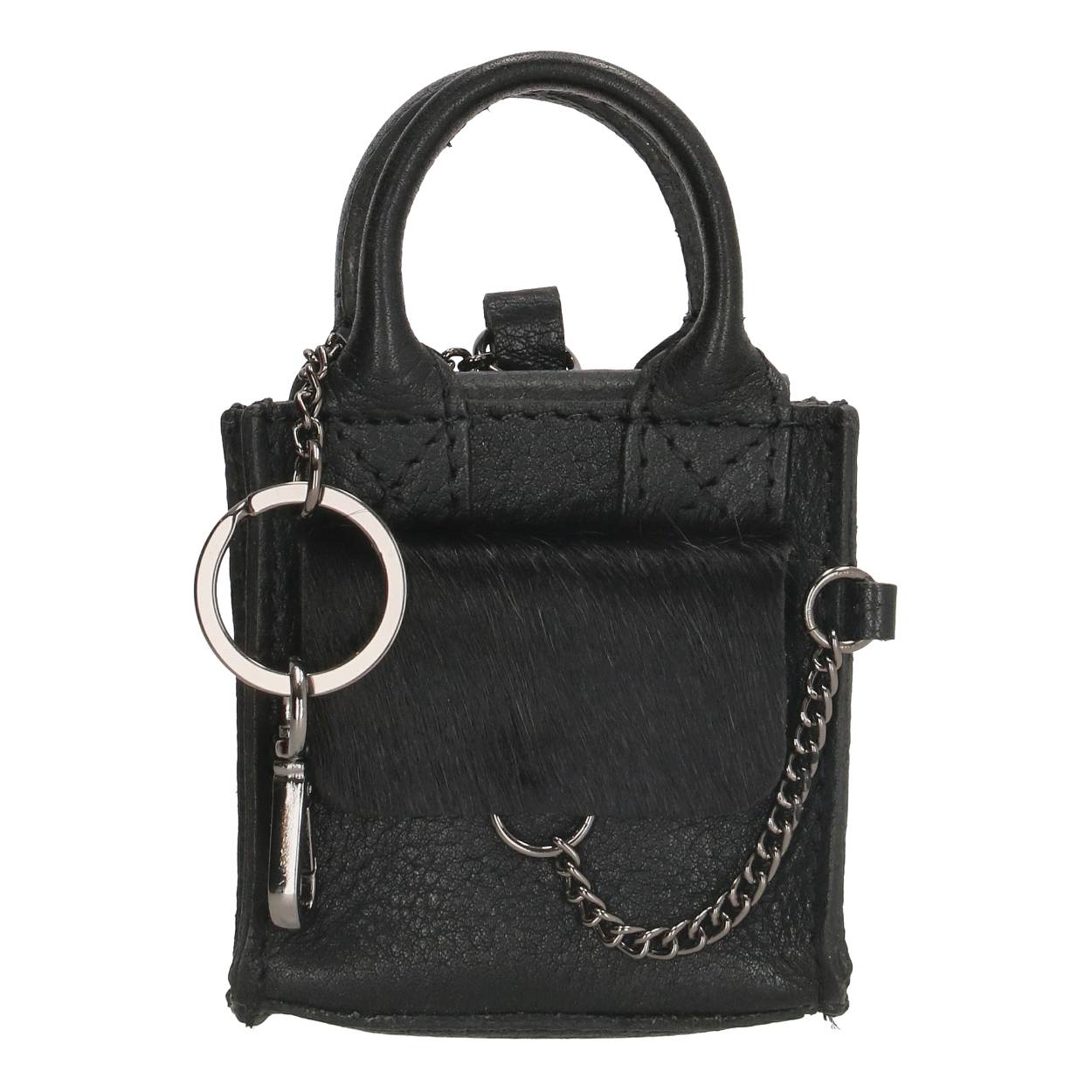 Heb jij al een tas uit de Mendoza collectie van Micmacbags? Hoe leuk is het dan om deze sleutelhanger in de vorm van een tasje aan je sleutel te hangen zodat jouw tas en sleutels matchen! Het tasje heeft een druksluiting, je kunt er dus bijvoorbeeld een winkelwagenmuntje in kwijt! Op de voorzijde van dit kleine tasje vind je ook een stukje vacht en zilverkleurig kettinkje, hetzelfde als bij de tassen uit de Mendoza collectie!

Micmacbags laat zich inspireren door verschillende landen en culturen. De Mendoza collectie van Micmacbags heeft stoere westernsferen en is gemixt met de stijl van een manage. De tassen van Micmacbags worden gemaakt van runderleer, waardoor de tassen een natuurlijke uitstraling hebben. 