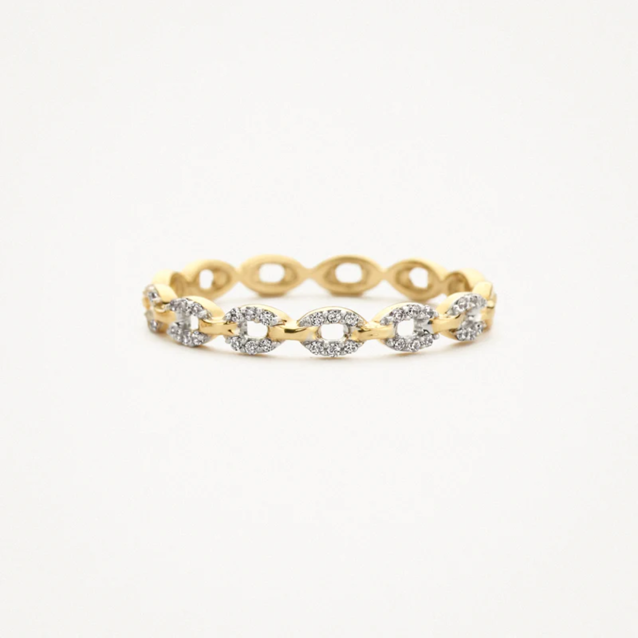 Schitterend zirkonia in een gevlochten railzetting maken deze 14k geelgouden ring tot een stijlvolle eyecatcher. De band heeft een doorsnede van 2,6 mm en de ring is prachtig te combineren met andere (aanschuif)ringen uit onze collectie.