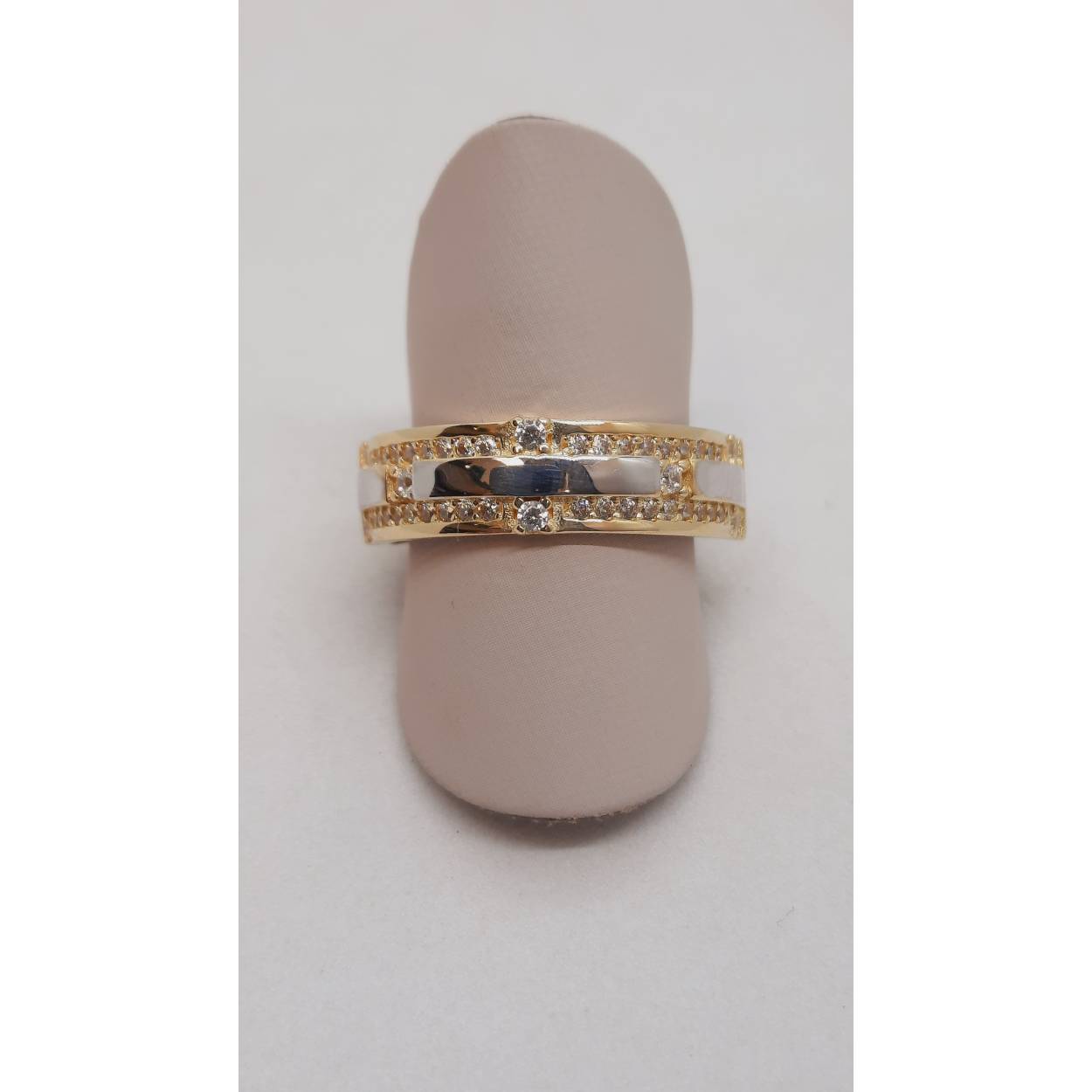 De gouden damesring met modelnummer BREA-JOY-0004079 is een schitterende 14-karaats gouden ring, versierd met stenen. De ring heeft een glanzende afwerking en maat 54. Perfect voor zowel dagelijks gebruik als speciale gelegenheden. Draag deze tijdloze ring solo voor elegantie, of combineer met andere sieraden voor een gelaagde look. Een luxe aanvulling op elke garderobe.