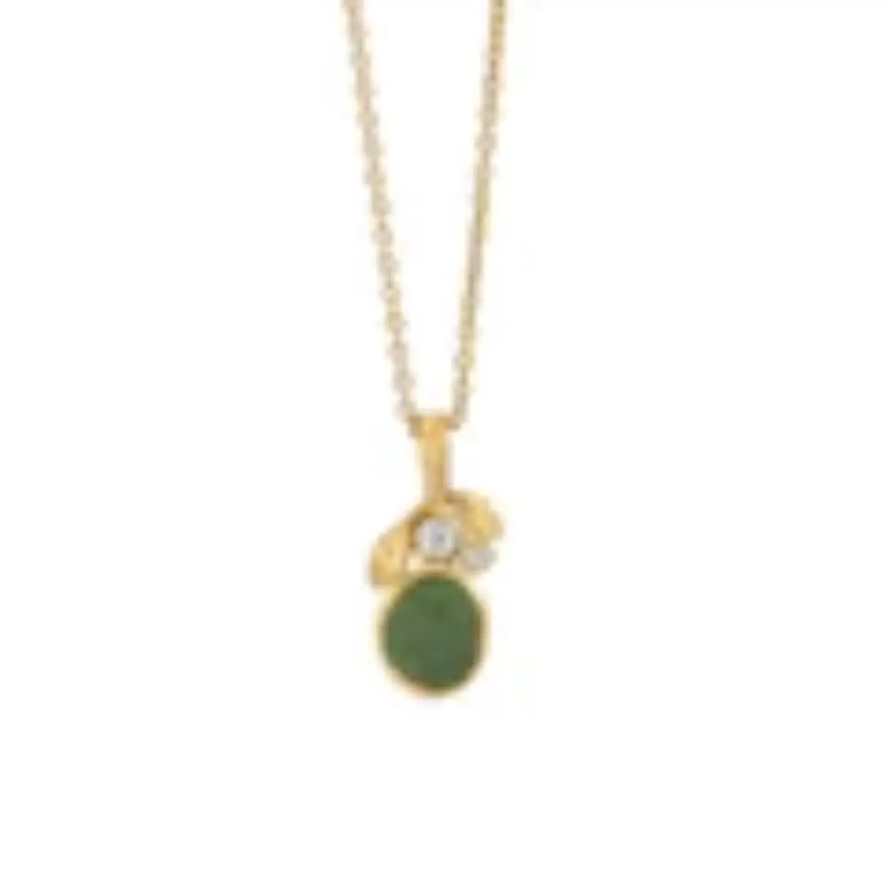 Deze geel goud vergulde ketting kan op 42 cm en 45 cm gedragen worden. De hanger heeft een prachtige roosgeslepen groene serpentijn van 8 x 7 mm en twee zirkonia's van 1,5 mm en 2 mm.
