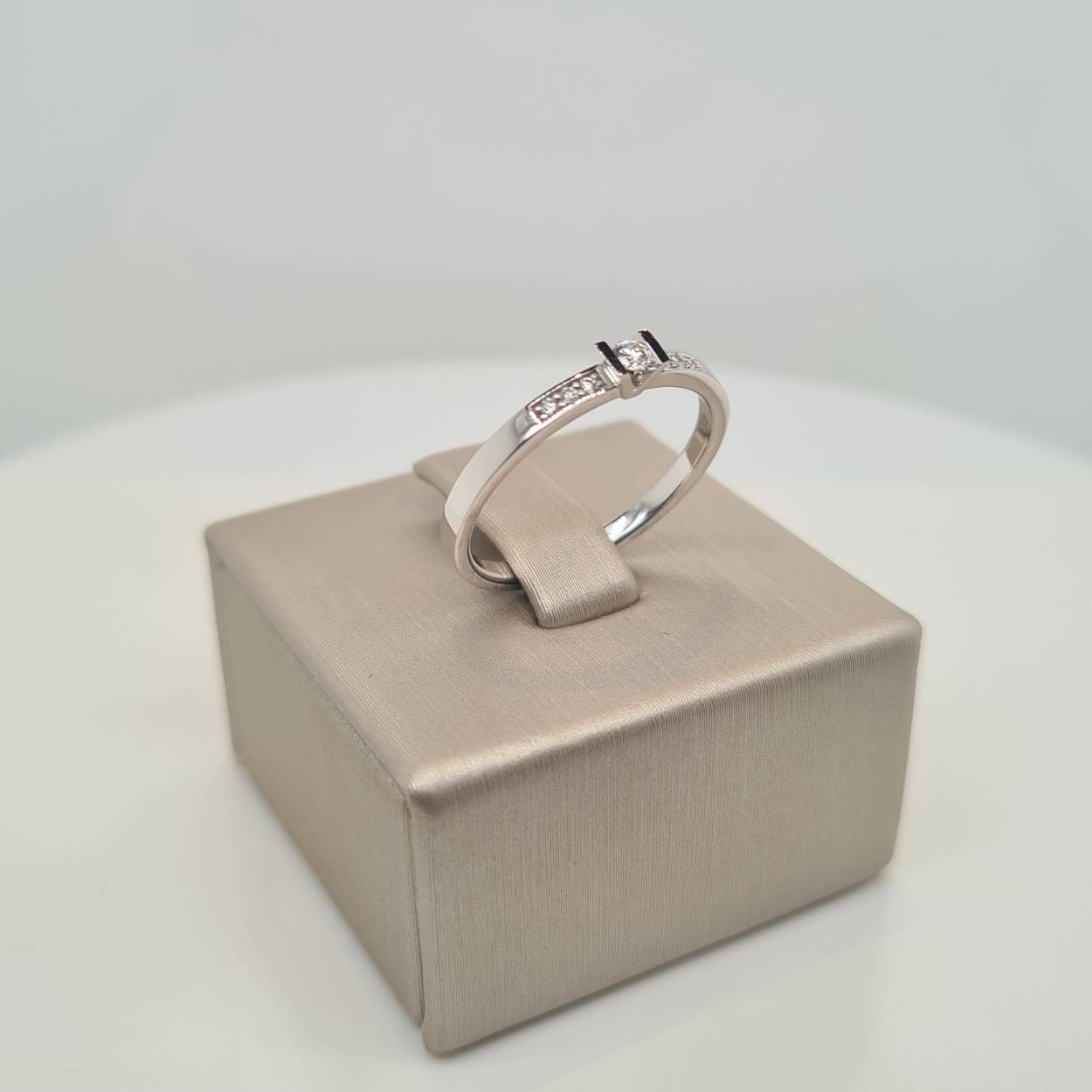 Prachtige 14krt witgouden solitair ring met diamant, 0,085crt H Si.

De maat van de ring is 54 (17 1/4). Heeft u een andere maat, neem dan gerust contact met ons op.