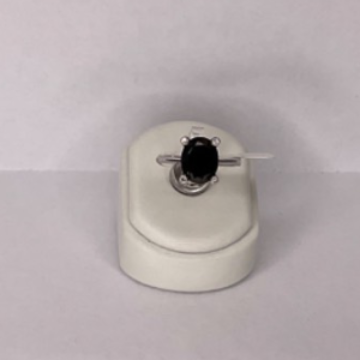 Zilveren ring met zwarte steen en zirkonia’s 