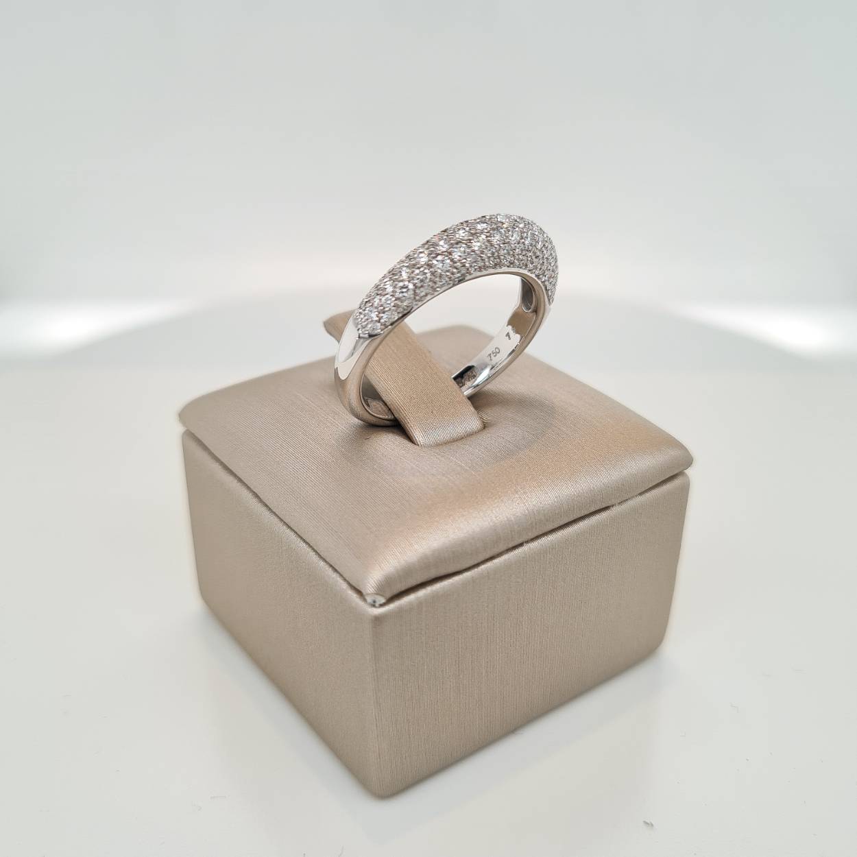Prachtige 18krt witgouden ring met diamant 0,78crt G VSI. De maat van de ring is 55 (17 1/2). Heeft u een andere maat neem dan gerust contact met ons op.