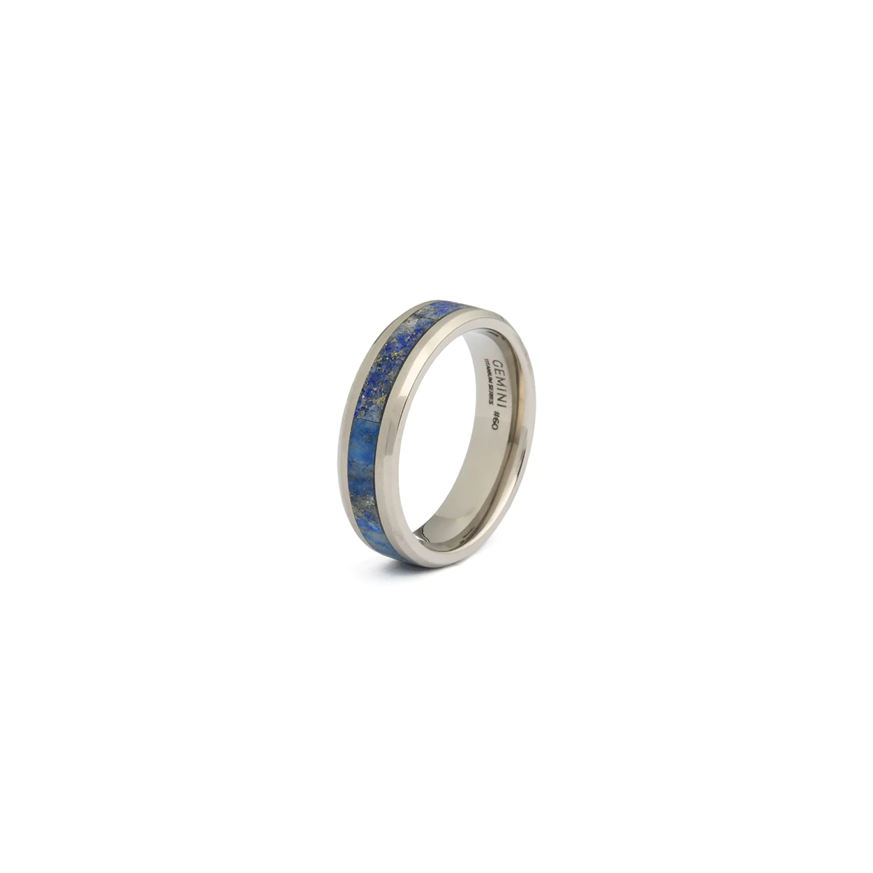 Deze Rota Light Blue ring is gemaakt met titanium en blauwe Lapis Lazuli natuursteen. Deze wordt ook wel de Steen der Wijsheid genoemd en komt vooral voor in Afghanistan. Het maakt je hoofd helderder, heeft een positieve invloed op je houding en stimuleert je verbinding met andere mensen.