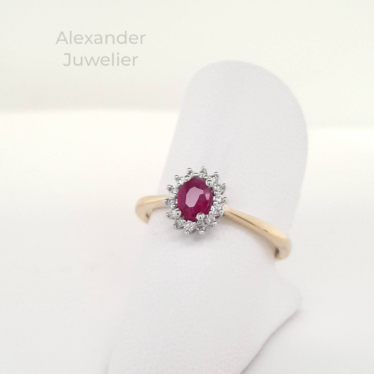 14krt geelgouden ring met robijn 5x4mm en 0.08ct diamant