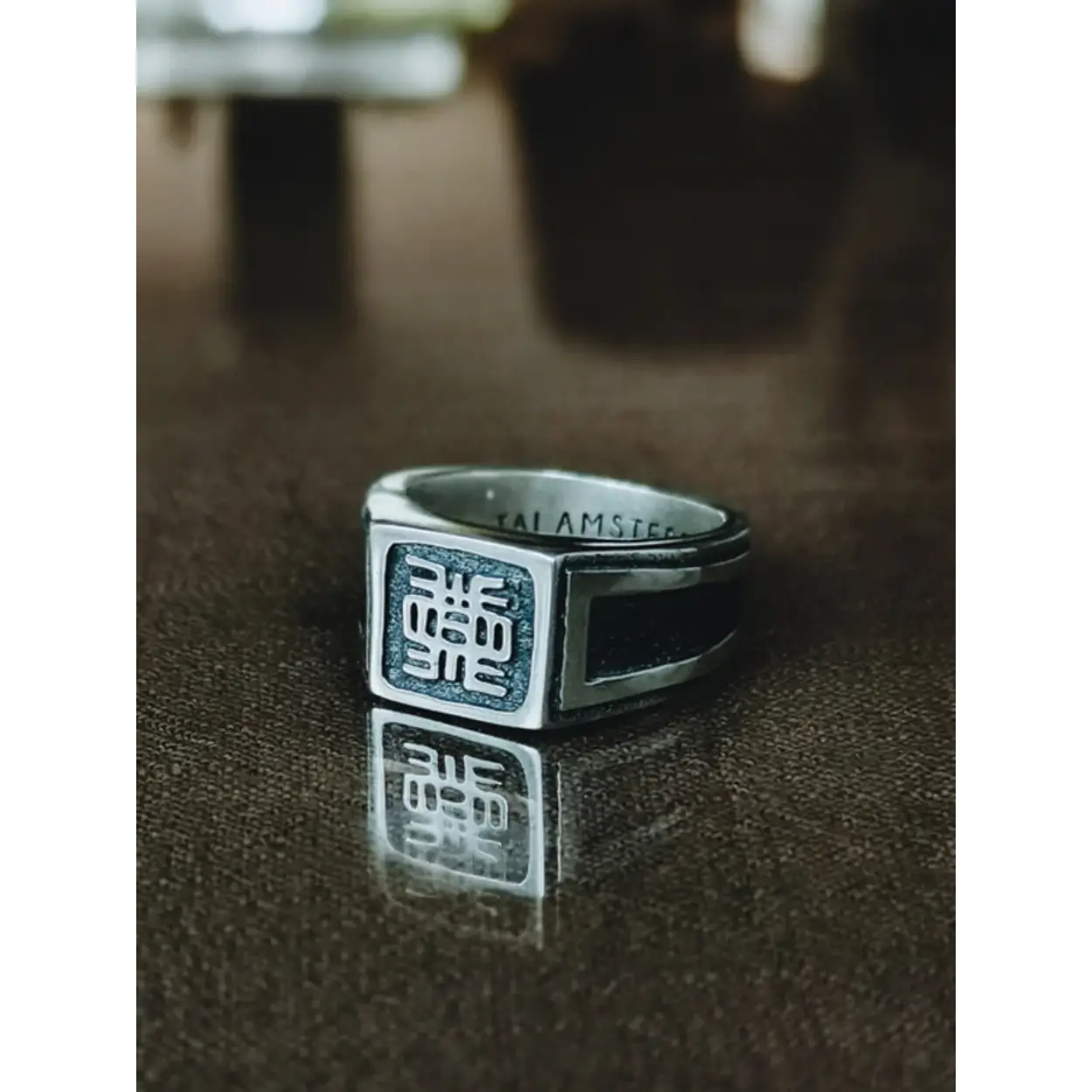 Naam: 'Danso' is Ghanees en betekent 'iemand die betrouwbaar is'.

Met zijn zwaar geoxideerde zijkanten en contrasterend snijwerk is deze ring een echt statement piece. Op de voorkant staat een West-Afrikaans Adinkra-symbool dat staat voor kennis.

Handgemaakt van 925 sterling zilver. Fair trade & eco-friendly.