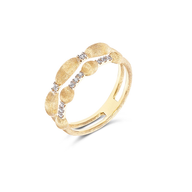 De Dancing in the Rain &Eacute;lite Ring van het Italiaanse juwelenhuis Nanis is een ode aan vrouwelijke elegantie en tijdloze schoonheid. Met haar verfijnde uitstraling en sprankelende diamantaccent van 0,07 ct vangt deze ring het licht op een subtiele, betoverende manier.

Ge&iuml;nspireerd door de po&euml;zie van regendruppels die dansen in het licht, belichaamt dit juweel de unieke combinatie van artistiek design en Italiaans vakmanschap waar Nanis om bekendstaat. Een elegante creatie die moeiteloos charme toevoegt aan elke look, van ingetogen chic tot bijzondere momenten.

Een juweel om elke dag te koesteren. Verfijnd, karaktervol en met een vleugje Italiaanse allure is de Dancing in the Rain &Eacute;lite Ring een tijdloze toevoeging aan iedere juwelencollectie.