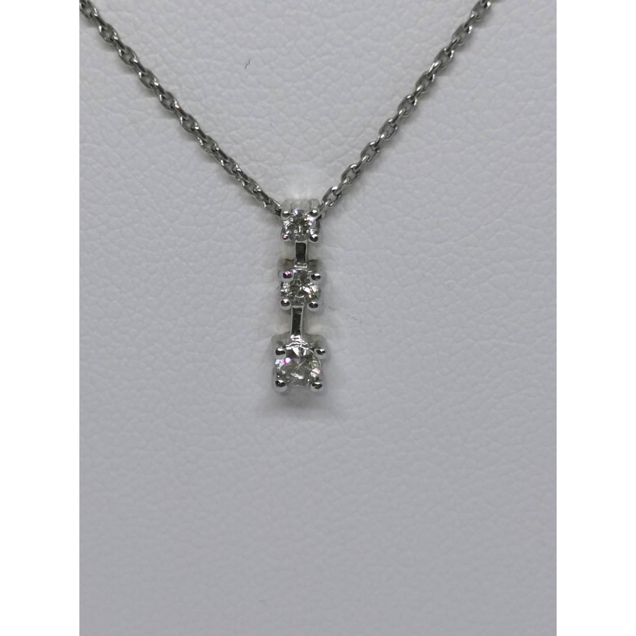 18 karaat wit gouden collier met hanger diamant
Diamant briljant geslepen 0.15 crt vs-1 G
Lengte collier 40 cm
Schakel collier :anker