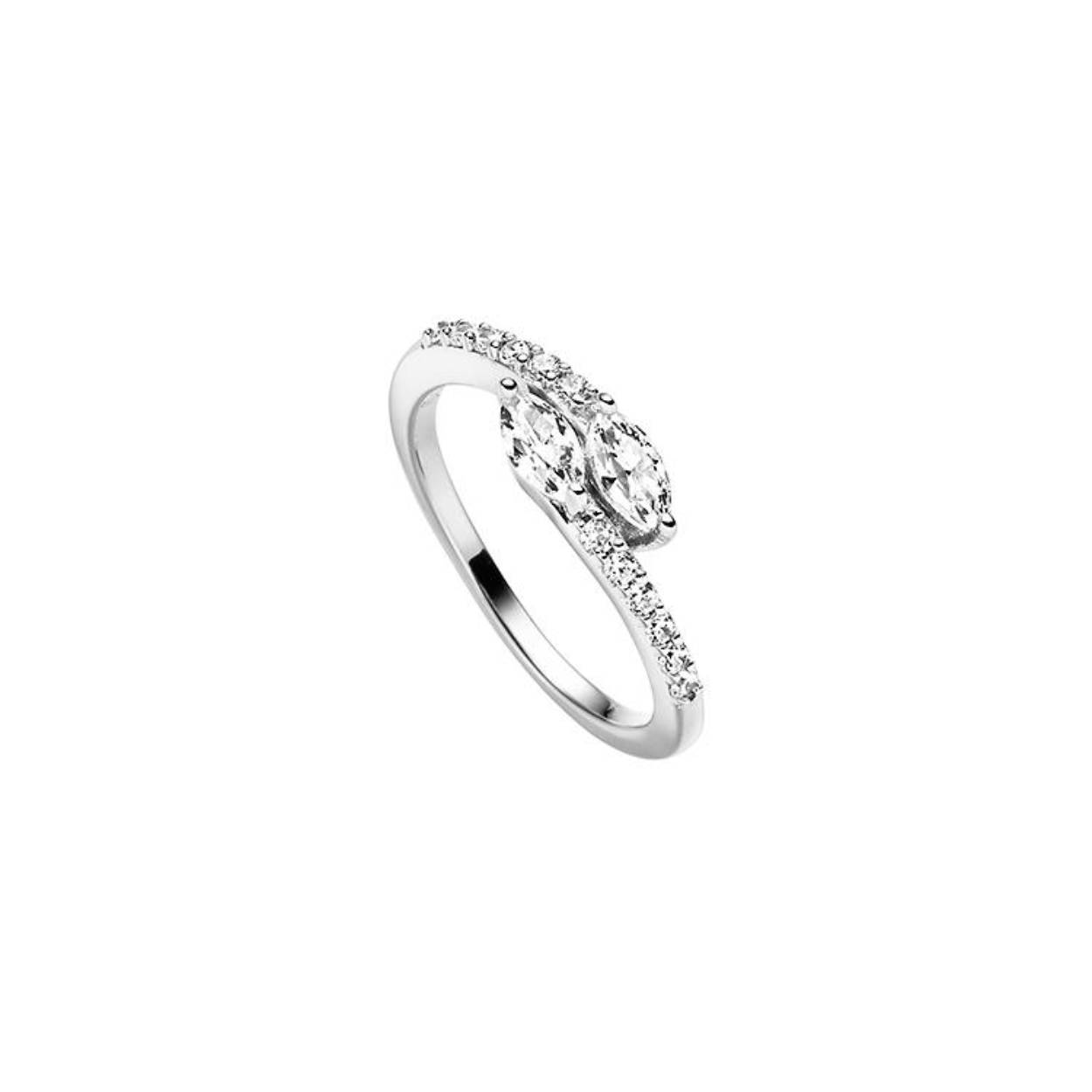 Deze fijne ring is prachtig bezet met zirkonia's.
De ring is maat 52, mocht u interesse hebben in een andere maat neem dan contact met ons op.